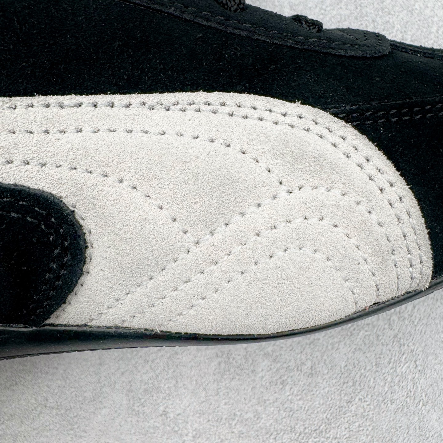 图片[10]-＃CS纯原 PUMA Speedca OG 彪马极速赛车系列低帮德训风拼接复古百搭休闲运动赛车鞋 鞋款从80、90年代赛车手所穿的防火赛车鞋为原型，鞋身线条模仿了赛车的流线廓形，体现了空气动力学原理的结构。简约流畅的外观，恰好又和贯穿其中的Formstrip Logo融合恰到好处，视觉上细节丰富且协调。本次Speedcat OG鞋款归来，最大看点自然式保留了窄版鞋型以及薄底构造。这两年各品牌鞋底越做越厚，Speedcat反其道而行之，上脚几乎无鞋底的效果带来耳目一新的视觉体验。鞋面依旧是以质感细腻的麂皮材质打造，并且大面积近乎全包裹的使用，复古味道也愈发浓烈。配色上更是将最原始的黑色和红色带回，向F1赛车队的标志性队服致敬。相信让各位一眼种草的更多是出挑的大红色，上脚即可瞬间点亮整体造型，在以球鞋为核心的OOTD中脱颖而出。而另一款黑色则是低调的万金油，彰显新潮个性的同时又不喧宾夺主，也是热爱简约系穿搭朋友的首选。 尺码：36 37 37.5 38 38.5 39 40 40.5 41 42 42.5 43 44 44.5 45 46-选品中心