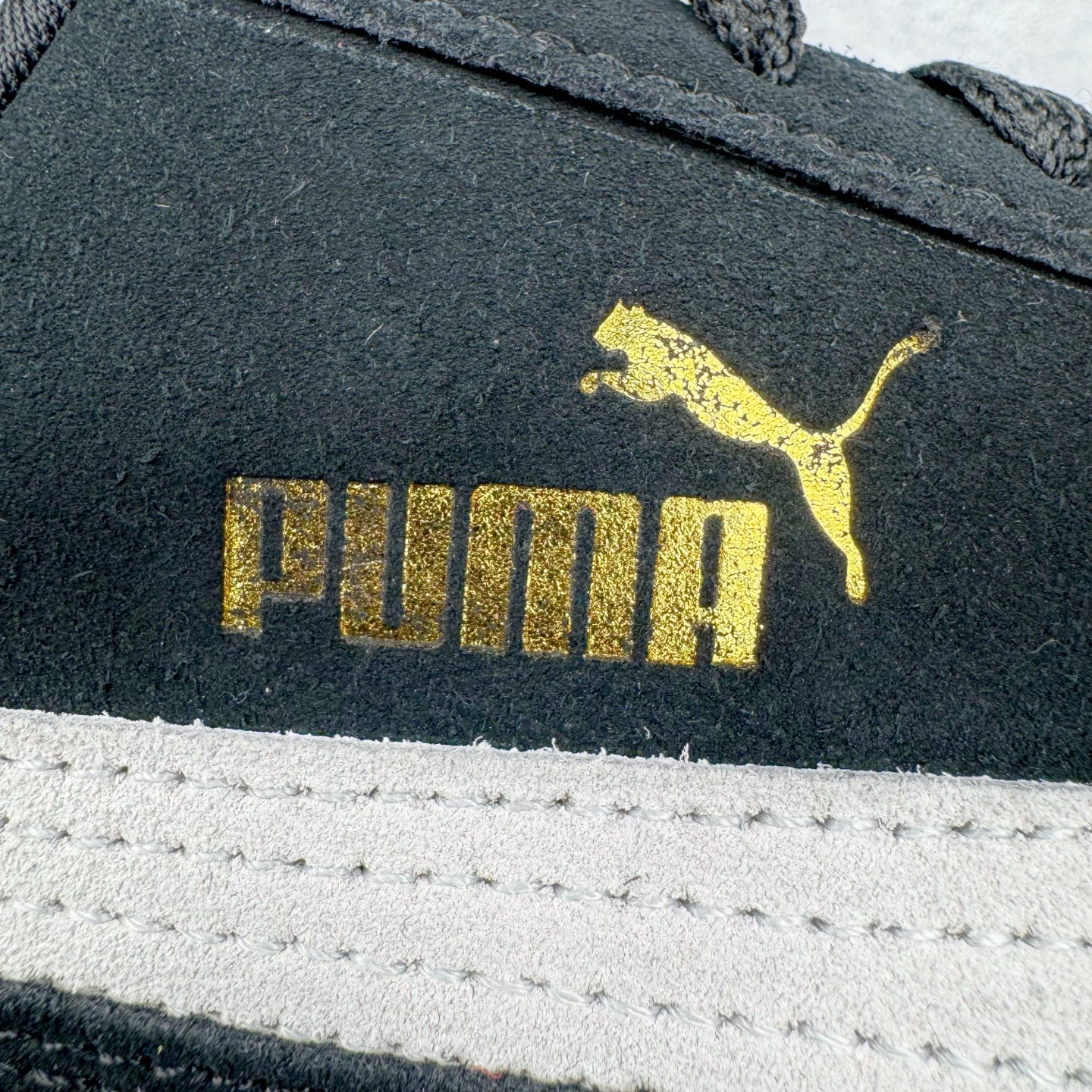 图片[11]-＃CS纯原 PUMA Speedca OG 彪马极速赛车系列低帮德训风拼接复古百搭休闲运动赛车鞋 鞋款从80、90年代赛车手所穿的防火赛车鞋为原型，鞋身线条模仿了赛车的流线廓形，体现了空气动力学原理的结构。简约流畅的外观，恰好又和贯穿其中的Formstrip Logo融合恰到好处，视觉上细节丰富且协调。本次Speedcat OG鞋款归来，最大看点自然式保留了窄版鞋型以及薄底构造。这两年各品牌鞋底越做越厚，Speedcat反其道而行之，上脚几乎无鞋底的效果带来耳目一新的视觉体验。鞋面依旧是以质感细腻的麂皮材质打造，并且大面积近乎全包裹的使用，复古味道也愈发浓烈。配色上更是将最原始的黑色和红色带回，向F1赛车队的标志性队服致敬。相信让各位一眼种草的更多是出挑的大红色，上脚即可瞬间点亮整体造型，在以球鞋为核心的OOTD中脱颖而出。而另一款黑色则是低调的万金油，彰显新潮个性的同时又不喧宾夺主，也是热爱简约系穿搭朋友的首选。 尺码：36 37 37.5 38 38.5 39 40 40.5 41 42 42.5 43 44 44.5 45 46-选品中心
