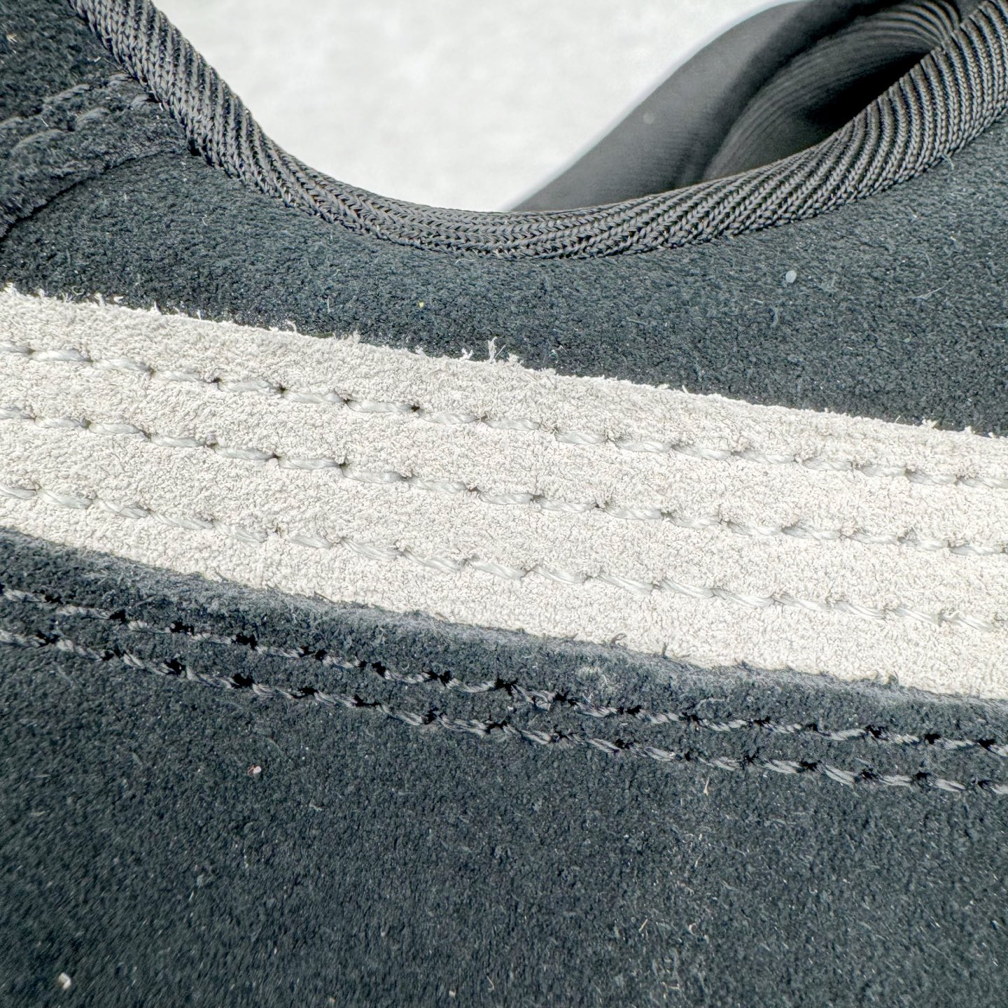 图片[12]-＃CS纯原 PUMA Speedca OG 彪马极速赛车系列低帮德训风拼接复古百搭休闲运动赛车鞋 鞋款从80、90年代赛车手所穿的防火赛车鞋为原型，鞋身线条模仿了赛车的流线廓形，体现了空气动力学原理的结构。简约流畅的外观，恰好又和贯穿其中的Formstrip Logo融合恰到好处，视觉上细节丰富且协调。本次Speedcat OG鞋款归来，最大看点自然式保留了窄版鞋型以及薄底构造。这两年各品牌鞋底越做越厚，Speedcat反其道而行之，上脚几乎无鞋底的效果带来耳目一新的视觉体验。鞋面依旧是以质感细腻的麂皮材质打造，并且大面积近乎全包裹的使用，复古味道也愈发浓烈。配色上更是将最原始的黑色和红色带回，向F1赛车队的标志性队服致敬。相信让各位一眼种草的更多是出挑的大红色，上脚即可瞬间点亮整体造型，在以球鞋为核心的OOTD中脱颖而出。而另一款黑色则是低调的万金油，彰显新潮个性的同时又不喧宾夺主，也是热爱简约系穿搭朋友的首选。 尺码：36 37 37.5 38 38.5 39 40 40.5 41 42 42.5 43 44 44.5 45 46-选品中心