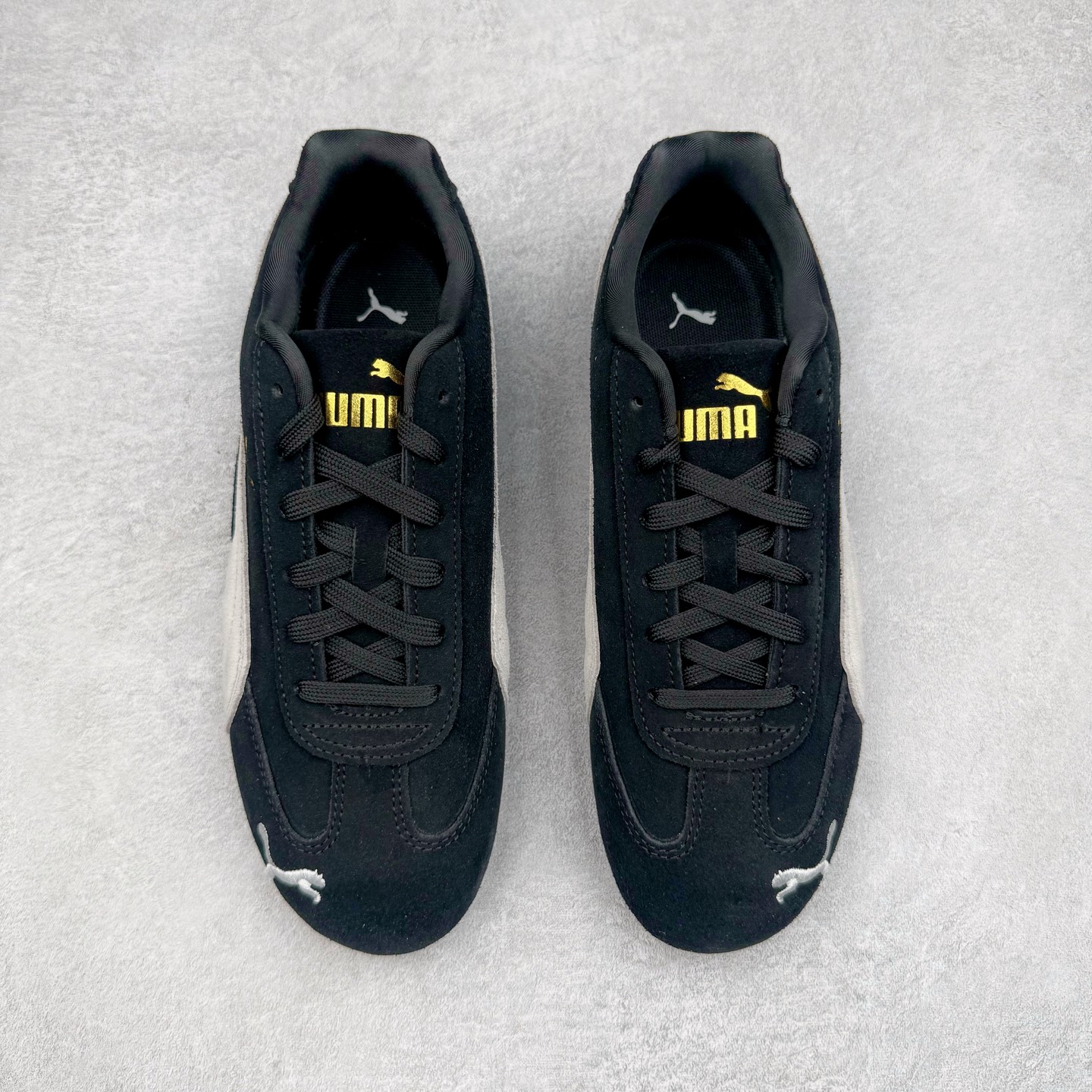 图片[2]-＃CS纯原 PUMA Speedca OG 彪马极速赛车系列低帮德训风拼接复古百搭休闲运动赛车鞋 鞋款从80、90年代赛车手所穿的防火赛车鞋为原型，鞋身线条模仿了赛车的流线廓形，体现了空气动力学原理的结构。简约流畅的外观，恰好又和贯穿其中的Formstrip Logo融合恰到好处，视觉上细节丰富且协调。本次Speedcat OG鞋款归来，最大看点自然式保留了窄版鞋型以及薄底构造。这两年各品牌鞋底越做越厚，Speedcat反其道而行之，上脚几乎无鞋底的效果带来耳目一新的视觉体验。鞋面依旧是以质感细腻的麂皮材质打造，并且大面积近乎全包裹的使用，复古味道也愈发浓烈。配色上更是将最原始的黑色和红色带回，向F1赛车队的标志性队服致敬。相信让各位一眼种草的更多是出挑的大红色，上脚即可瞬间点亮整体造型，在以球鞋为核心的OOTD中脱颖而出。而另一款黑色则是低调的万金油，彰显新潮个性的同时又不喧宾夺主，也是热爱简约系穿搭朋友的首选。 尺码：36 37 37.5 38 38.5 39 40 40.5 41 42 42.5 43 44 44.5 45 46-选品中心