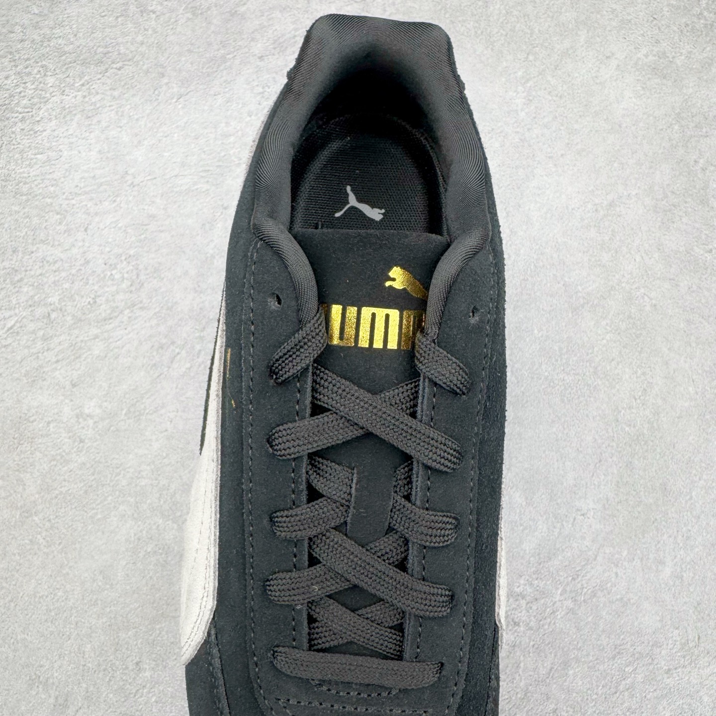 图片[5]-＃CS纯原 PUMA Speedca OG 彪马极速赛车系列低帮德训风拼接复古百搭休闲运动赛车鞋 鞋款从80、90年代赛车手所穿的防火赛车鞋为原型，鞋身线条模仿了赛车的流线廓形，体现了空气动力学原理的结构。简约流畅的外观，恰好又和贯穿其中的Formstrip Logo融合恰到好处，视觉上细节丰富且协调。本次Speedcat OG鞋款归来，最大看点自然式保留了窄版鞋型以及薄底构造。这两年各品牌鞋底越做越厚，Speedcat反其道而行之，上脚几乎无鞋底的效果带来耳目一新的视觉体验。鞋面依旧是以质感细腻的麂皮材质打造，并且大面积近乎全包裹的使用，复古味道也愈发浓烈。配色上更是将最原始的黑色和红色带回，向F1赛车队的标志性队服致敬。相信让各位一眼种草的更多是出挑的大红色，上脚即可瞬间点亮整体造型，在以球鞋为核心的OOTD中脱颖而出。而另一款黑色则是低调的万金油，彰显新潮个性的同时又不喧宾夺主，也是热爱简约系穿搭朋友的首选。 尺码：36 37 37.5 38 38.5 39 40 40.5 41 42 42.5 43 44 44.5 45 46-选品中心