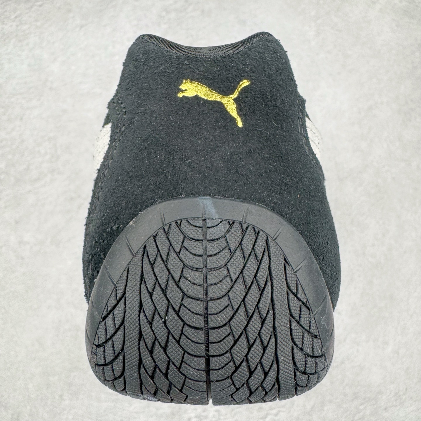 图片[8]-＃CS纯原 PUMA Speedca OG 彪马极速赛车系列低帮德训风拼接复古百搭休闲运动赛车鞋 鞋款从80、90年代赛车手所穿的防火赛车鞋为原型，鞋身线条模仿了赛车的流线廓形，体现了空气动力学原理的结构。简约流畅的外观，恰好又和贯穿其中的Formstrip Logo融合恰到好处，视觉上细节丰富且协调。本次Speedcat OG鞋款归来，最大看点自然式保留了窄版鞋型以及薄底构造。这两年各品牌鞋底越做越厚，Speedcat反其道而行之，上脚几乎无鞋底的效果带来耳目一新的视觉体验。鞋面依旧是以质感细腻的麂皮材质打造，并且大面积近乎全包裹的使用，复古味道也愈发浓烈。配色上更是将最原始的黑色和红色带回，向F1赛车队的标志性队服致敬。相信让各位一眼种草的更多是出挑的大红色，上脚即可瞬间点亮整体造型，在以球鞋为核心的OOTD中脱颖而出。而另一款黑色则是低调的万金油，彰显新潮个性的同时又不喧宾夺主，也是热爱简约系穿搭朋友的首选。 尺码：36 37 37.5 38 38.5 39 40 40.5 41 42 42.5 43 44 44.5 45 46-选品中心