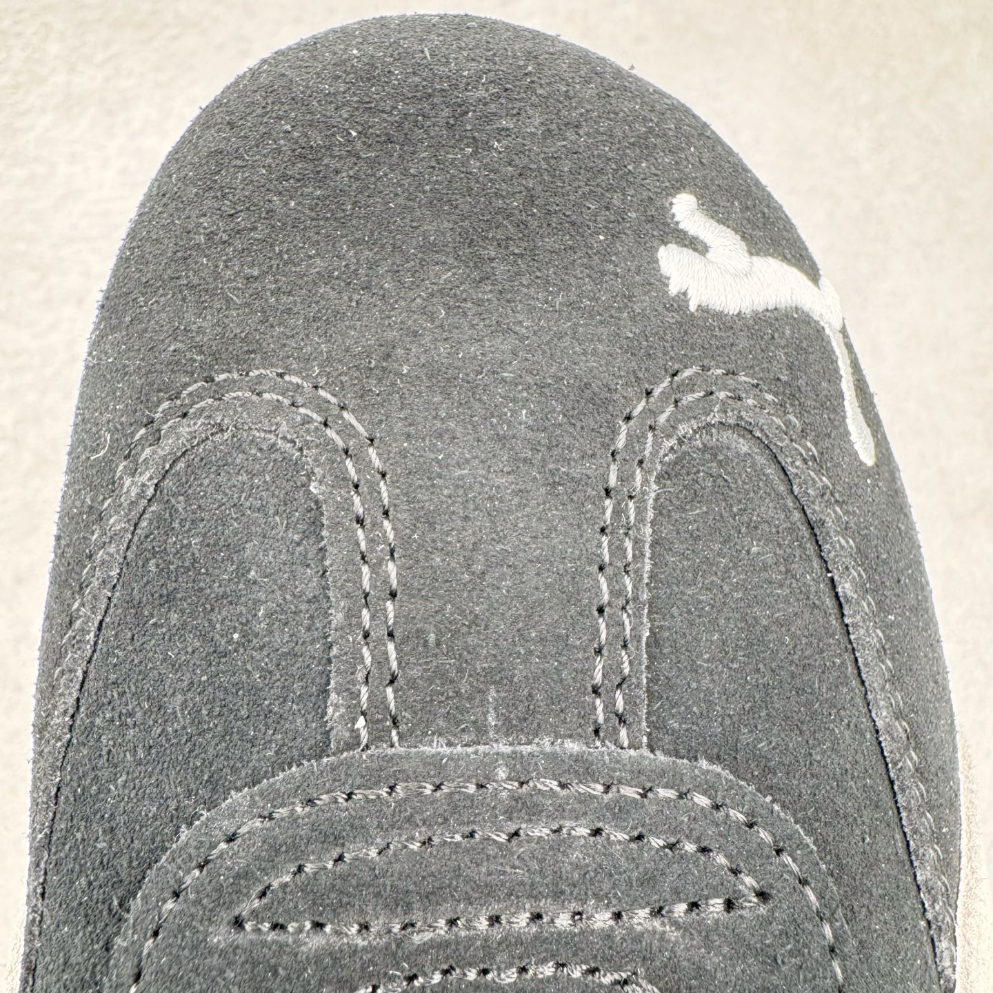 图片[14]-＃CS纯原 PUMA Speedca OG 彪马极速赛车系列低帮德训风拼接复古百搭休闲运动赛车鞋 鞋款从80、90年代赛车手所穿的防火赛车鞋为原型，鞋身线条模仿了赛车的流线廓形，体现了空气动力学原理的结构。简约流畅的外观，恰好又和贯穿其中的Formstrip Logo融合恰到好处，视觉上细节丰富且协调。本次Speedcat OG鞋款归来，最大看点自然式保留了窄版鞋型以及薄底构造。这两年各品牌鞋底越做越厚，Speedcat反其道而行之，上脚几乎无鞋底的效果带来耳目一新的视觉体验。鞋面依旧是以质感细腻的麂皮材质打造，并且大面积近乎全包裹的使用，复古味道也愈发浓烈。配色上更是将最原始的黑色和红色带回，向F1赛车队的标志性队服致敬。相信让各位一眼种草的更多是出挑的大红色，上脚即可瞬间点亮整体造型，在以球鞋为核心的OOTD中脱颖而出。而另一款黑色则是低调的万金油，彰显新潮个性的同时又不喧宾夺主，也是热爱简约系穿搭朋友的首选。 尺码：36 37 37.5 38 38.5 39 40 40.5 41 42 42.5 43 44 44.5 45 46-选品中心