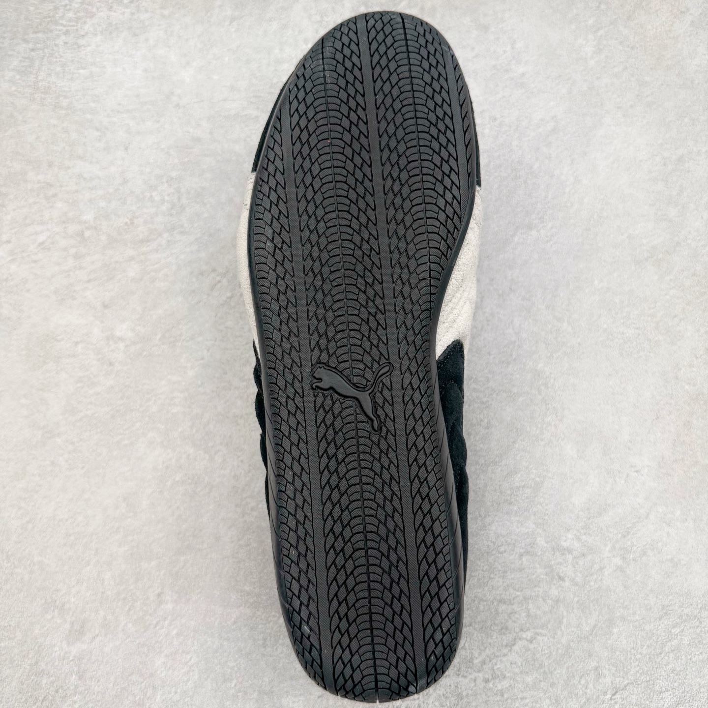 图片[9]-＃CS纯原 PUMA Speedca OG 彪马极速赛车系列低帮德训风拼接复古百搭休闲运动赛车鞋 鞋款从80、90年代赛车手所穿的防火赛车鞋为原型，鞋身线条模仿了赛车的流线廓形，体现了空气动力学原理的结构。简约流畅的外观，恰好又和贯穿其中的Formstrip Logo融合恰到好处，视觉上细节丰富且协调。本次Speedcat OG鞋款归来，最大看点自然式保留了窄版鞋型以及薄底构造。这两年各品牌鞋底越做越厚，Speedcat反其道而行之，上脚几乎无鞋底的效果带来耳目一新的视觉体验。鞋面依旧是以质感细腻的麂皮材质打造，并且大面积近乎全包裹的使用，复古味道也愈发浓烈。配色上更是将最原始的黑色和红色带回，向F1赛车队的标志性队服致敬。相信让各位一眼种草的更多是出挑的大红色，上脚即可瞬间点亮整体造型，在以球鞋为核心的OOTD中脱颖而出。而另一款黑色则是低调的万金油，彰显新潮个性的同时又不喧宾夺主，也是热爱简约系穿搭朋友的首选。 尺码：36 37 37.5 38 38.5 39 40 40.5 41 42 42.5 43 44 44.5 45 46-选品中心