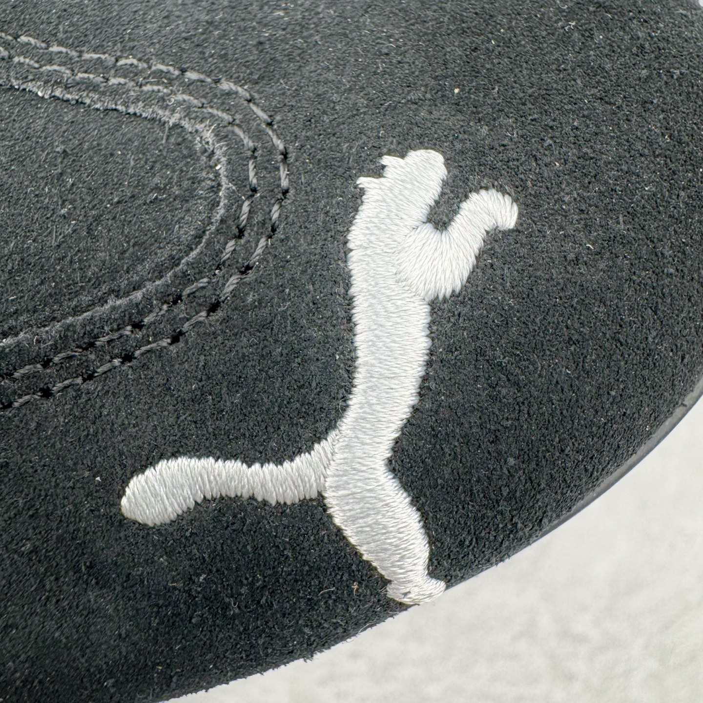 图片[15]-＃CS纯原 PUMA Speedca OG 彪马极速赛车系列低帮德训风拼接复古百搭休闲运动赛车鞋 鞋款从80、90年代赛车手所穿的防火赛车鞋为原型，鞋身线条模仿了赛车的流线廓形，体现了空气动力学原理的结构。简约流畅的外观，恰好又和贯穿其中的Formstrip Logo融合恰到好处，视觉上细节丰富且协调。本次Speedcat OG鞋款归来，最大看点自然式保留了窄版鞋型以及薄底构造。这两年各品牌鞋底越做越厚，Speedcat反其道而行之，上脚几乎无鞋底的效果带来耳目一新的视觉体验。鞋面依旧是以质感细腻的麂皮材质打造，并且大面积近乎全包裹的使用，复古味道也愈发浓烈。配色上更是将最原始的黑色和红色带回，向F1赛车队的标志性队服致敬。相信让各位一眼种草的更多是出挑的大红色，上脚即可瞬间点亮整体造型，在以球鞋为核心的OOTD中脱颖而出。而另一款黑色则是低调的万金油，彰显新潮个性的同时又不喧宾夺主，也是热爱简约系穿搭朋友的首选。 尺码：36 37 37.5 38 38.5 39 40 40.5 41 42 42.5 43 44 44.5 45 46-选品中心