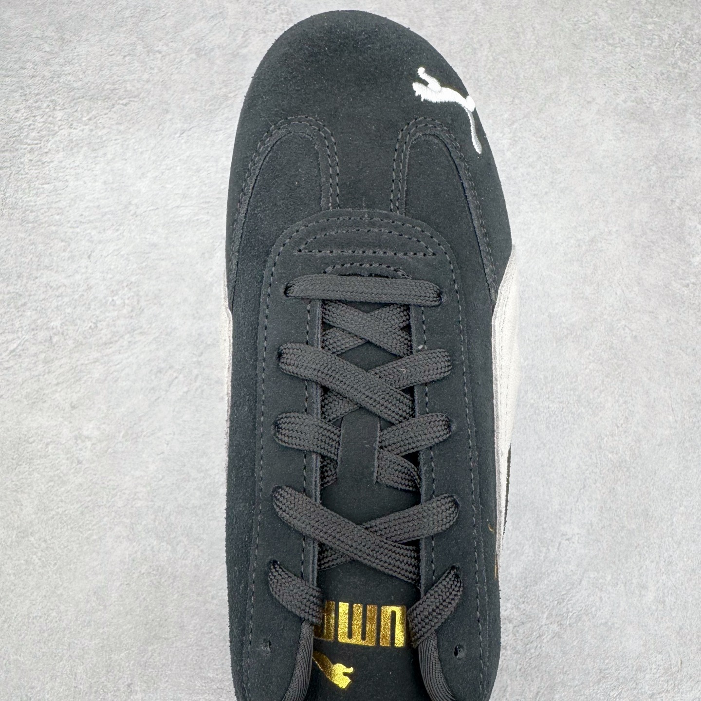 图片[4]-＃CS纯原 PUMA Speedca OG 彪马极速赛车系列低帮德训风拼接复古百搭休闲运动赛车鞋 鞋款从80、90年代赛车手所穿的防火赛车鞋为原型，鞋身线条模仿了赛车的流线廓形，体现了空气动力学原理的结构。简约流畅的外观，恰好又和贯穿其中的Formstrip Logo融合恰到好处，视觉上细节丰富且协调。本次Speedcat OG鞋款归来，最大看点自然式保留了窄版鞋型以及薄底构造。这两年各品牌鞋底越做越厚，Speedcat反其道而行之，上脚几乎无鞋底的效果带来耳目一新的视觉体验。鞋面依旧是以质感细腻的麂皮材质打造，并且大面积近乎全包裹的使用，复古味道也愈发浓烈。配色上更是将最原始的黑色和红色带回，向F1赛车队的标志性队服致敬。相信让各位一眼种草的更多是出挑的大红色，上脚即可瞬间点亮整体造型，在以球鞋为核心的OOTD中脱颖而出。而另一款黑色则是低调的万金油，彰显新潮个性的同时又不喧宾夺主，也是热爱简约系穿搭朋友的首选。 尺码：36 37 37.5 38 38.5 39 40 40.5 41 42 42.5 43 44 44.5 45 46-选品中心