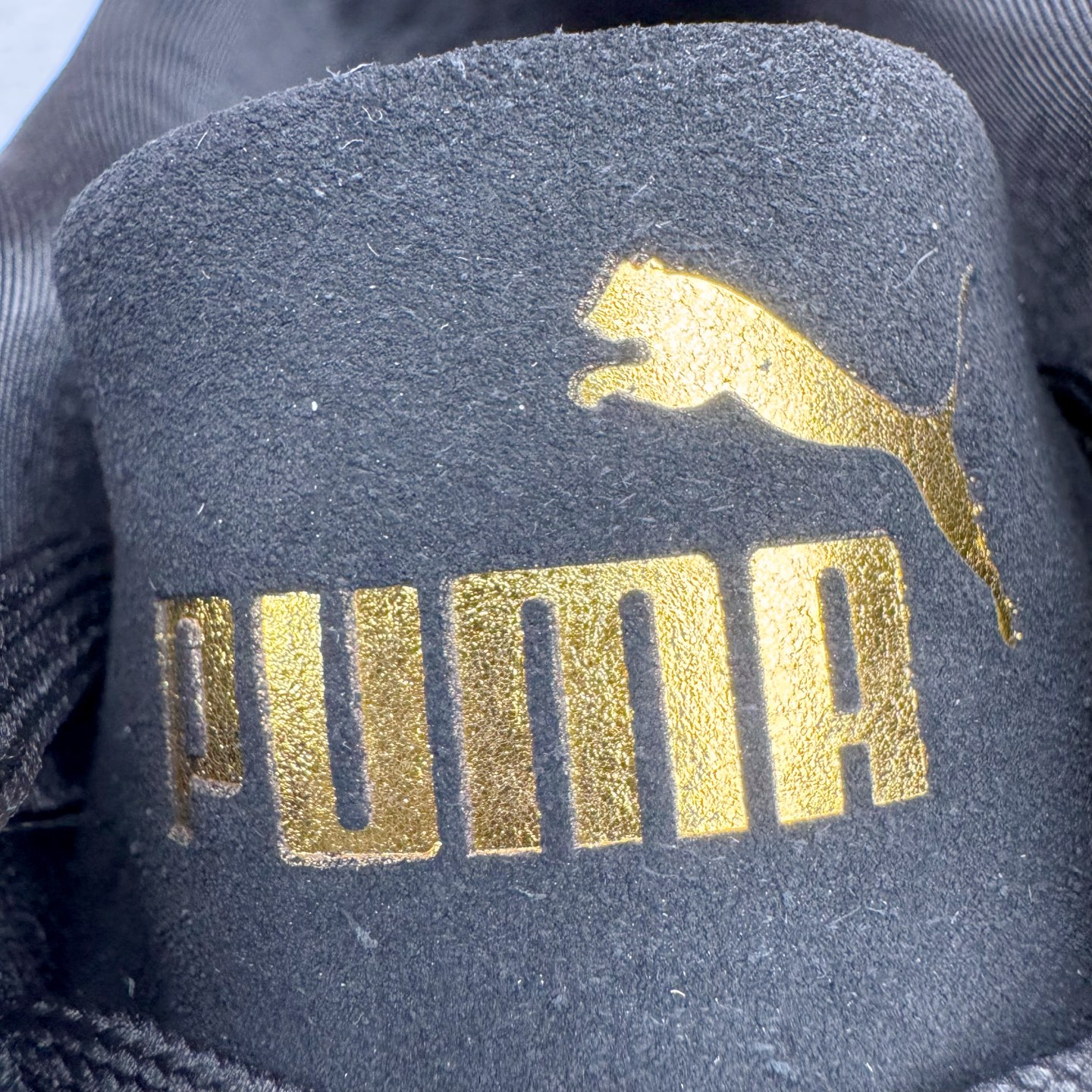 图片[16]-＃CS纯原 PUMA Speedca OG 彪马极速赛车系列低帮德训风拼接复古百搭休闲运动赛车鞋 鞋款从80、90年代赛车手所穿的防火赛车鞋为原型，鞋身线条模仿了赛车的流线廓形，体现了空气动力学原理的结构。简约流畅的外观，恰好又和贯穿其中的Formstrip Logo融合恰到好处，视觉上细节丰富且协调。本次Speedcat OG鞋款归来，最大看点自然式保留了窄版鞋型以及薄底构造。这两年各品牌鞋底越做越厚，Speedcat反其道而行之，上脚几乎无鞋底的效果带来耳目一新的视觉体验。鞋面依旧是以质感细腻的麂皮材质打造，并且大面积近乎全包裹的使用，复古味道也愈发浓烈。配色上更是将最原始的黑色和红色带回，向F1赛车队的标志性队服致敬。相信让各位一眼种草的更多是出挑的大红色，上脚即可瞬间点亮整体造型，在以球鞋为核心的OOTD中脱颖而出。而另一款黑色则是低调的万金油，彰显新潮个性的同时又不喧宾夺主，也是热爱简约系穿搭朋友的首选。 尺码：36 37 37.5 38 38.5 39 40 40.5 41 42 42.5 43 44 44.5 45 46-选品中心