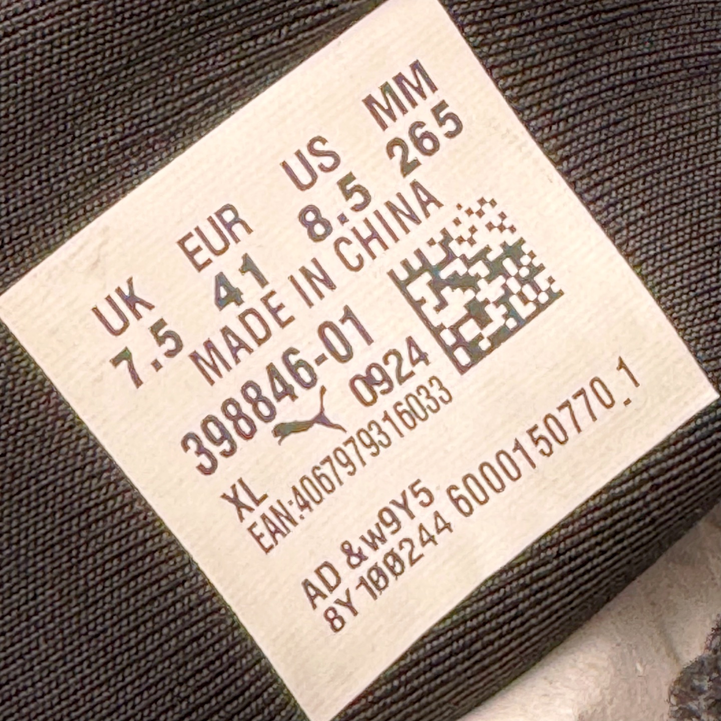 图片[17]-＃CS纯原 PUMA Speedca OG 彪马极速赛车系列低帮德训风拼接复古百搭休闲运动赛车鞋 鞋款从80、90年代赛车手所穿的防火赛车鞋为原型，鞋身线条模仿了赛车的流线廓形，体现了空气动力学原理的结构。简约流畅的外观，恰好又和贯穿其中的Formstrip Logo融合恰到好处，视觉上细节丰富且协调。本次Speedcat OG鞋款归来，最大看点自然式保留了窄版鞋型以及薄底构造。这两年各品牌鞋底越做越厚，Speedcat反其道而行之，上脚几乎无鞋底的效果带来耳目一新的视觉体验。鞋面依旧是以质感细腻的麂皮材质打造，并且大面积近乎全包裹的使用，复古味道也愈发浓烈。配色上更是将最原始的黑色和红色带回，向F1赛车队的标志性队服致敬。相信让各位一眼种草的更多是出挑的大红色，上脚即可瞬间点亮整体造型，在以球鞋为核心的OOTD中脱颖而出。而另一款黑色则是低调的万金油，彰显新潮个性的同时又不喧宾夺主，也是热爱简约系穿搭朋友的首选。 尺码：36 37 37.5 38 38.5 39 40 40.5 41 42 42.5 43 44 44.5 45 46-选品中心