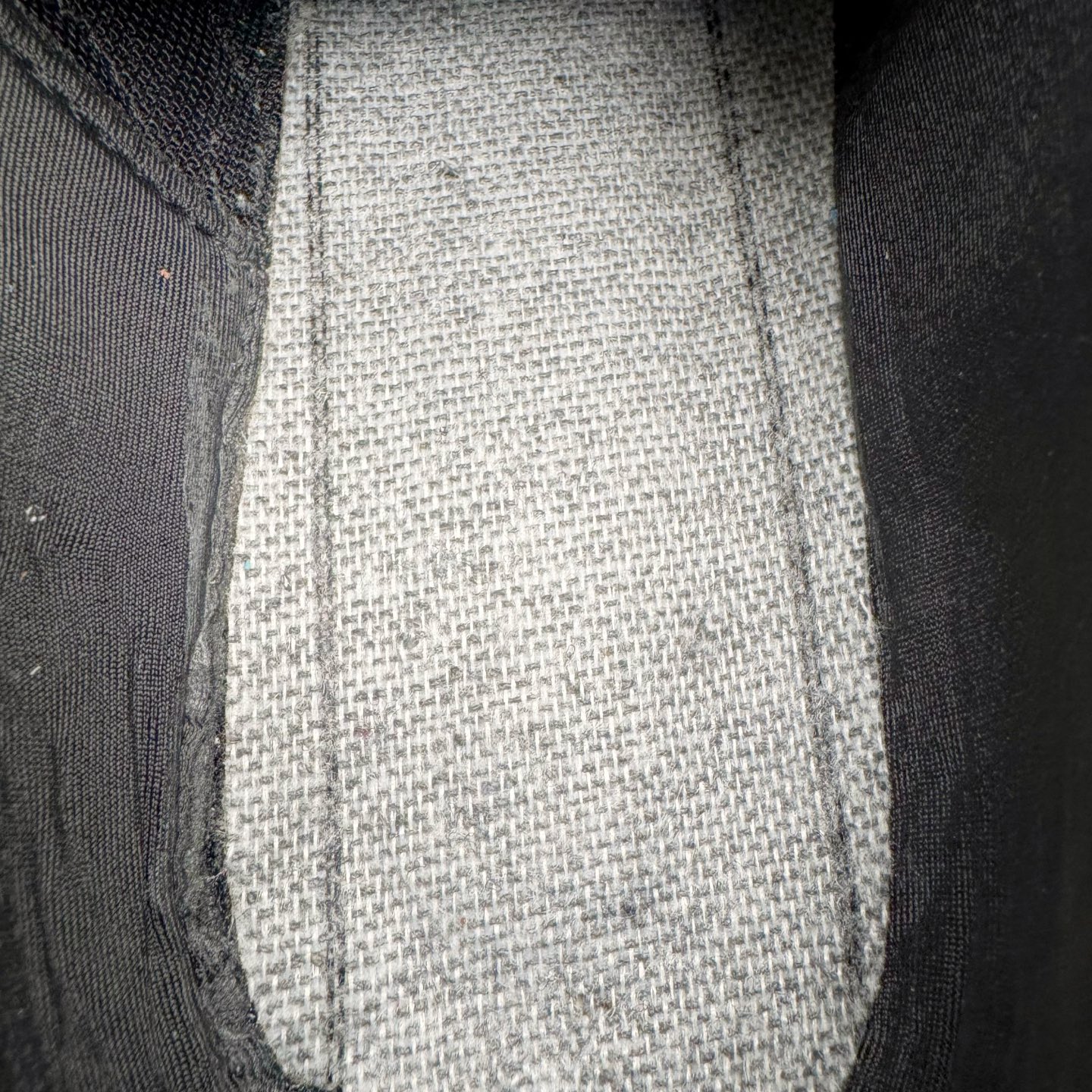 图片[18]-＃CS纯原 PUMA Speedca OG 彪马极速赛车系列低帮德训风拼接复古百搭休闲运动赛车鞋 鞋款从80、90年代赛车手所穿的防火赛车鞋为原型，鞋身线条模仿了赛车的流线廓形，体现了空气动力学原理的结构。简约流畅的外观，恰好又和贯穿其中的Formstrip Logo融合恰到好处，视觉上细节丰富且协调。本次Speedcat OG鞋款归来，最大看点自然式保留了窄版鞋型以及薄底构造。这两年各品牌鞋底越做越厚，Speedcat反其道而行之，上脚几乎无鞋底的效果带来耳目一新的视觉体验。鞋面依旧是以质感细腻的麂皮材质打造，并且大面积近乎全包裹的使用，复古味道也愈发浓烈。配色上更是将最原始的黑色和红色带回，向F1赛车队的标志性队服致敬。相信让各位一眼种草的更多是出挑的大红色，上脚即可瞬间点亮整体造型，在以球鞋为核心的OOTD中脱颖而出。而另一款黑色则是低调的万金油，彰显新潮个性的同时又不喧宾夺主，也是热爱简约系穿搭朋友的首选。 尺码：36 37 37.5 38 38.5 39 40 40.5 41 42 42.5 43 44 44.5 45 46-选品中心