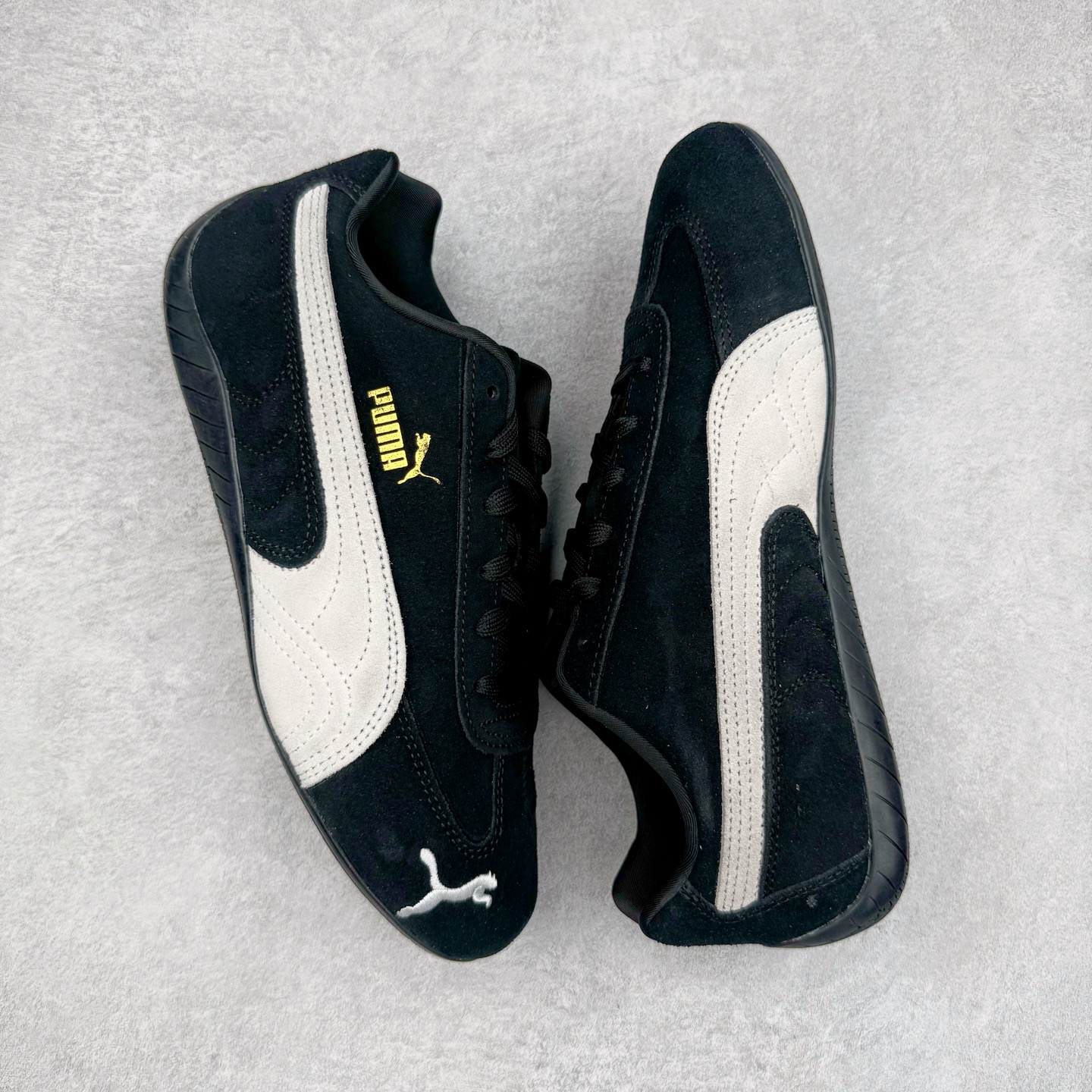 图片[3]-＃CS纯原 PUMA Speedca OG 彪马极速赛车系列低帮德训风拼接复古百搭休闲运动赛车鞋 鞋款从80、90年代赛车手所穿的防火赛车鞋为原型，鞋身线条模仿了赛车的流线廓形，体现了空气动力学原理的结构。简约流畅的外观，恰好又和贯穿其中的Formstrip Logo融合恰到好处，视觉上细节丰富且协调。本次Speedcat OG鞋款归来，最大看点自然式保留了窄版鞋型以及薄底构造。这两年各品牌鞋底越做越厚，Speedcat反其道而行之，上脚几乎无鞋底的效果带来耳目一新的视觉体验。鞋面依旧是以质感细腻的麂皮材质打造，并且大面积近乎全包裹的使用，复古味道也愈发浓烈。配色上更是将最原始的黑色和红色带回，向F1赛车队的标志性队服致敬。相信让各位一眼种草的更多是出挑的大红色，上脚即可瞬间点亮整体造型，在以球鞋为核心的OOTD中脱颖而出。而另一款黑色则是低调的万金油，彰显新潮个性的同时又不喧宾夺主，也是热爱简约系穿搭朋友的首选。 尺码：36 37 37.5 38 38.5 39 40 40.5 41 42 42.5 43 44 44.5 45 46-选品中心