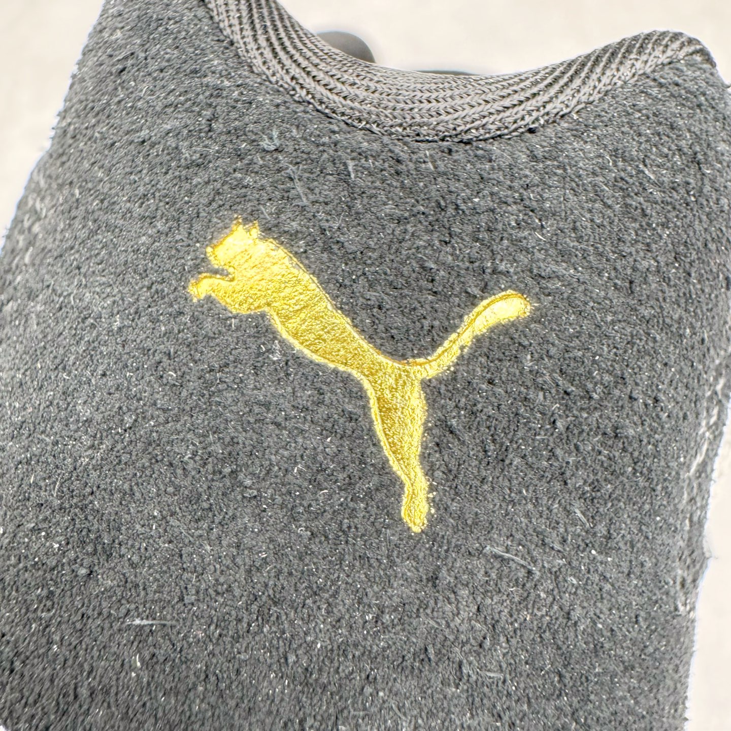 图片[13]-＃CS纯原 PUMA Speedca OG 彪马极速赛车系列低帮德训风拼接复古百搭休闲运动赛车鞋 鞋款从80、90年代赛车手所穿的防火赛车鞋为原型，鞋身线条模仿了赛车的流线廓形，体现了空气动力学原理的结构。简约流畅的外观，恰好又和贯穿其中的Formstrip Logo融合恰到好处，视觉上细节丰富且协调。本次Speedcat OG鞋款归来，最大看点自然式保留了窄版鞋型以及薄底构造。这两年各品牌鞋底越做越厚，Speedcat反其道而行之，上脚几乎无鞋底的效果带来耳目一新的视觉体验。鞋面依旧是以质感细腻的麂皮材质打造，并且大面积近乎全包裹的使用，复古味道也愈发浓烈。配色上更是将最原始的黑色和红色带回，向F1赛车队的标志性队服致敬。相信让各位一眼种草的更多是出挑的大红色，上脚即可瞬间点亮整体造型，在以球鞋为核心的OOTD中脱颖而出。而另一款黑色则是低调的万金油，彰显新潮个性的同时又不喧宾夺主，也是热爱简约系穿搭朋友的首选。 尺码：36 37 37.5 38 38.5 39 40 40.5 41 42 42.5 43 44 44.5 45 46-选品中心