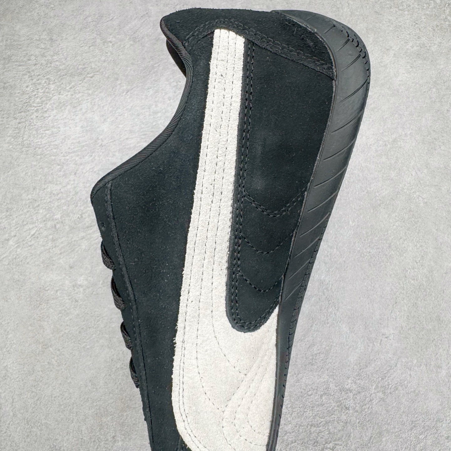 图片[7]-＃CS纯原 PUMA Speedca OG 彪马极速赛车系列低帮德训风拼接复古百搭休闲运动赛车鞋 鞋款从80、90年代赛车手所穿的防火赛车鞋为原型，鞋身线条模仿了赛车的流线廓形，体现了空气动力学原理的结构。简约流畅的外观，恰好又和贯穿其中的Formstrip Logo融合恰到好处，视觉上细节丰富且协调。本次Speedcat OG鞋款归来，最大看点自然式保留了窄版鞋型以及薄底构造。这两年各品牌鞋底越做越厚，Speedcat反其道而行之，上脚几乎无鞋底的效果带来耳目一新的视觉体验。鞋面依旧是以质感细腻的麂皮材质打造，并且大面积近乎全包裹的使用，复古味道也愈发浓烈。配色上更是将最原始的黑色和红色带回，向F1赛车队的标志性队服致敬。相信让各位一眼种草的更多是出挑的大红色，上脚即可瞬间点亮整体造型，在以球鞋为核心的OOTD中脱颖而出。而另一款黑色则是低调的万金油，彰显新潮个性的同时又不喧宾夺主，也是热爱简约系穿搭朋友的首选。 尺码：36 37 37.5 38 38.5 39 40 40.5 41 42 42.5 43 44 44.5 45 46-选品中心