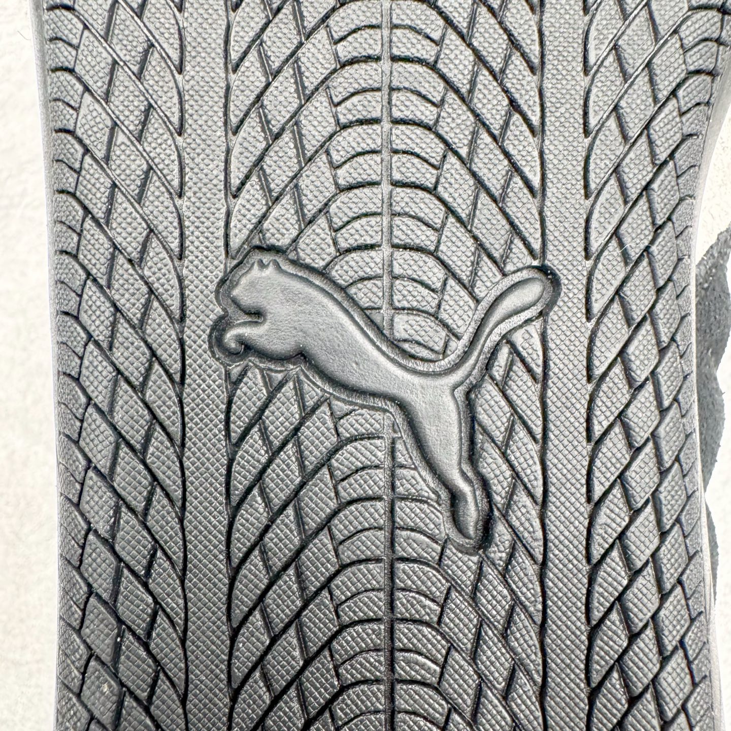 图片[19]-＃CS纯原 PUMA Speedca OG 彪马极速赛车系列低帮德训风拼接复古百搭休闲运动赛车鞋 鞋款从80、90年代赛车手所穿的防火赛车鞋为原型，鞋身线条模仿了赛车的流线廓形，体现了空气动力学原理的结构。简约流畅的外观，恰好又和贯穿其中的Formstrip Logo融合恰到好处，视觉上细节丰富且协调。本次Speedcat OG鞋款归来，最大看点自然式保留了窄版鞋型以及薄底构造。这两年各品牌鞋底越做越厚，Speedcat反其道而行之，上脚几乎无鞋底的效果带来耳目一新的视觉体验。鞋面依旧是以质感细腻的麂皮材质打造，并且大面积近乎全包裹的使用，复古味道也愈发浓烈。配色上更是将最原始的黑色和红色带回，向F1赛车队的标志性队服致敬。相信让各位一眼种草的更多是出挑的大红色，上脚即可瞬间点亮整体造型，在以球鞋为核心的OOTD中脱颖而出。而另一款黑色则是低调的万金油，彰显新潮个性的同时又不喧宾夺主，也是热爱简约系穿搭朋友的首选。 尺码：36 37 37.5 38 38.5 39 40 40.5 41 42 42.5 43 44 44.5 45 46-选品中心