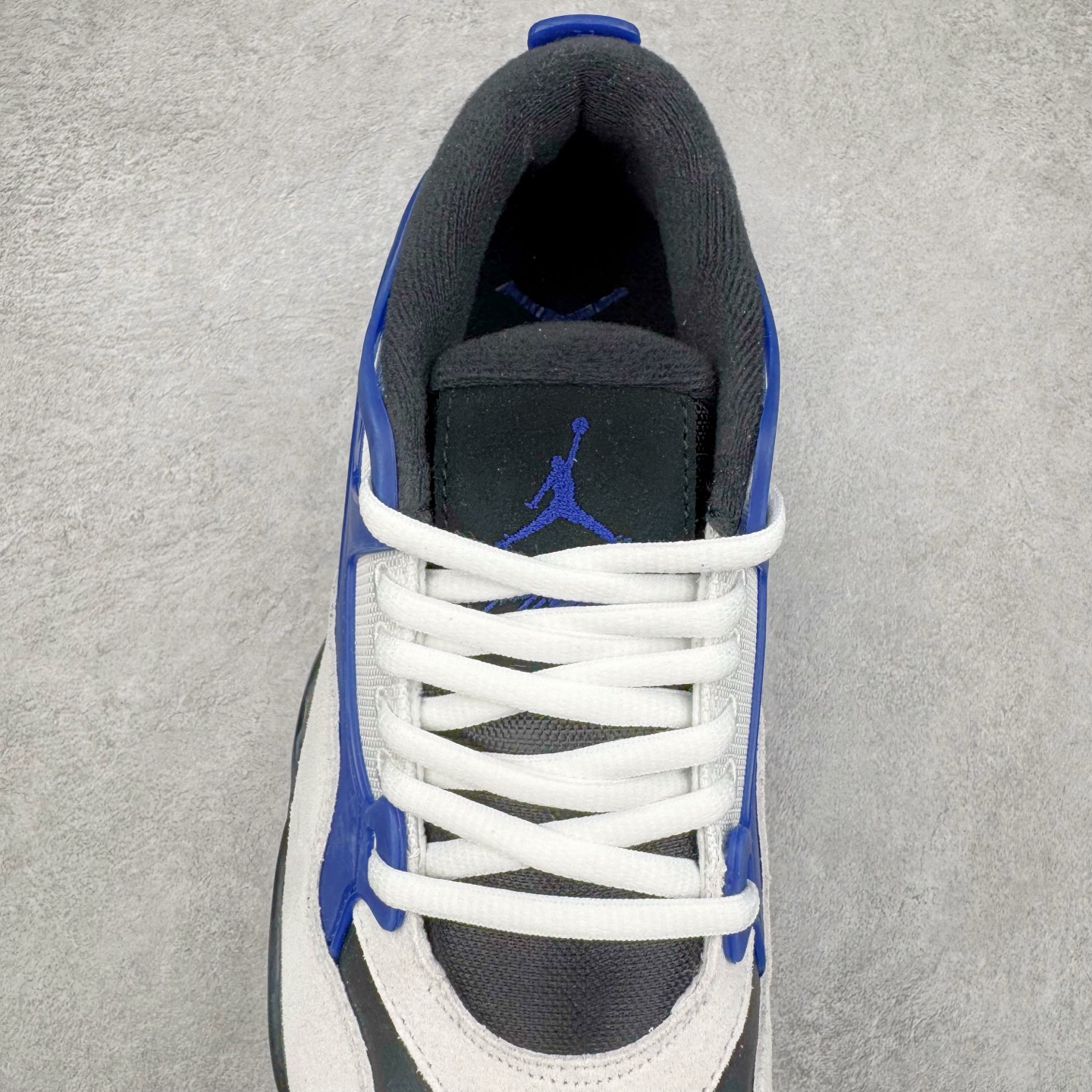 图片[5]-＃KZ纯原 Air Jordan AJ4 RM 重制版低帮复古篮球鞋 黑蓝 FQ7939-140 亲自操刀耗时半年巨作 全套原纸板楦头开发 确保原汁原味 完美呈现版型 一比一鞋头弧度高度鞋身弧度 原厂TPU 正确内里网布 菱角分明不变形无多余毛边 柔软性质感一致于原鞋 原厂织唛标 原厂飞人电绣工艺 尾指中部跳三针 独家绑鞋带手法 印刷中底布 四线拉帮 米色美纹纸贴合固定 进口港宝加持 后跟自然饱满 全鞋荧光划线卡点 追求极致完美 每一双都是工艺品 多重QC质检 超越公司货的品控标准 实实在在的免检产品 采用了低帮的设计 并保留了众多AJ4的经典元素 鞋身以皮革、麂皮材质拼接打造 AJ4经典的TPU材质延伸至后跟 增强鞋款稳定性 而鞋身侧面的网格设计则被取消 尾部的NIKE AIR标志也得到保留 并同时带有飞人logo 中底部分同样搭载了可视AIR气垫 鞋底采用米白色中底和外底呈现 为整个设计收尾 尺码：36 36.5 37.5 38 38.5 39 40 40.5 41 42 42.5 43 44 44.5 45 46 47.5-选品中心