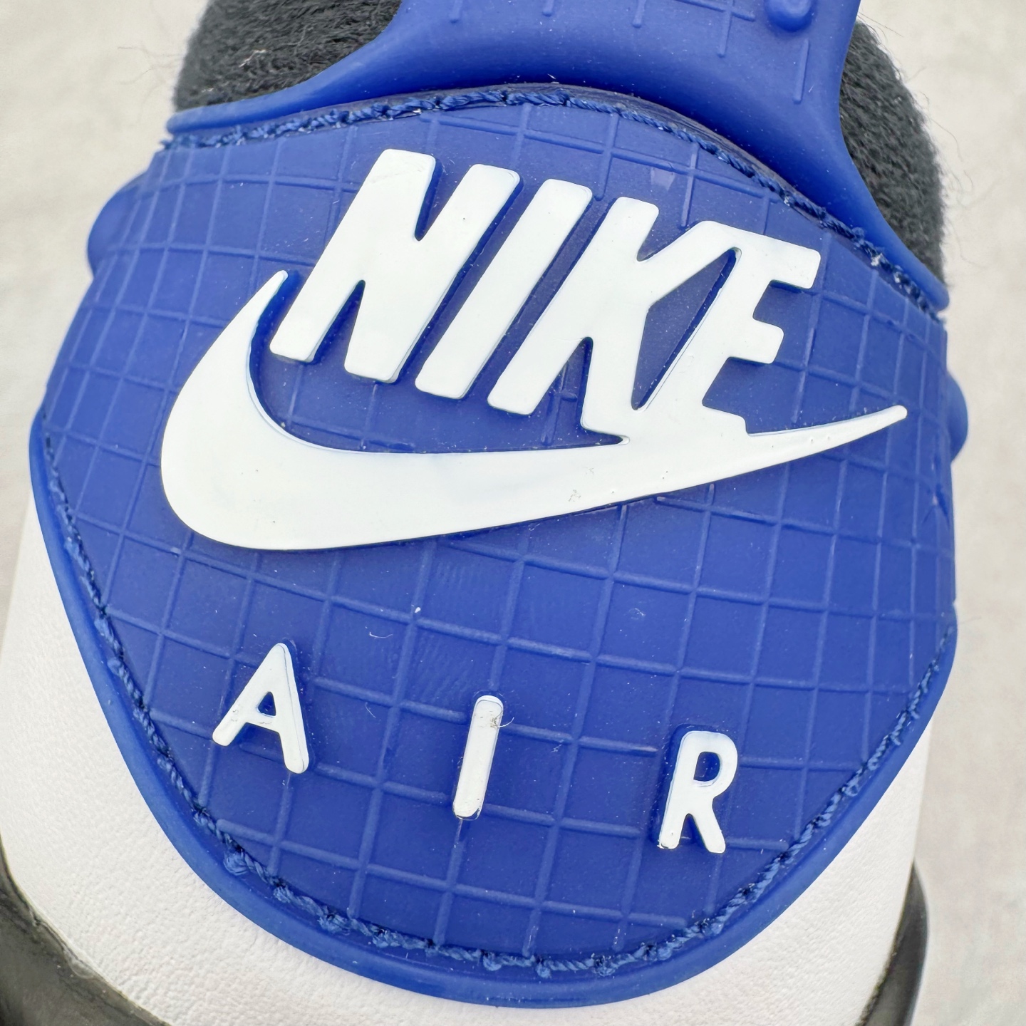 图片[14]-＃KZ纯原 Air Jordan AJ4 RM 重制版低帮复古篮球鞋 黑蓝 FQ7939-140 亲自操刀耗时半年巨作 全套原纸板楦头开发 确保原汁原味 完美呈现版型 一比一鞋头弧度高度鞋身弧度 原厂TPU 正确内里网布 菱角分明不变形无多余毛边 柔软性质感一致于原鞋 原厂织唛标 原厂飞人电绣工艺 尾指中部跳三针 独家绑鞋带手法 印刷中底布 四线拉帮 米色美纹纸贴合固定 进口港宝加持 后跟自然饱满 全鞋荧光划线卡点 追求极致完美 每一双都是工艺品 多重QC质检 超越公司货的品控标准 实实在在的免检产品 采用了低帮的设计 并保留了众多AJ4的经典元素 鞋身以皮革、麂皮材质拼接打造 AJ4经典的TPU材质延伸至后跟 增强鞋款稳定性 而鞋身侧面的网格设计则被取消 尾部的NIKE AIR标志也得到保留 并同时带有飞人logo 中底部分同样搭载了可视AIR气垫 鞋底采用米白色中底和外底呈现 为整个设计收尾 尺码：36 36.5 37.5 38 38.5 39 40 40.5 41 42 42.5 43 44 44.5 45 46 47.5-选品中心