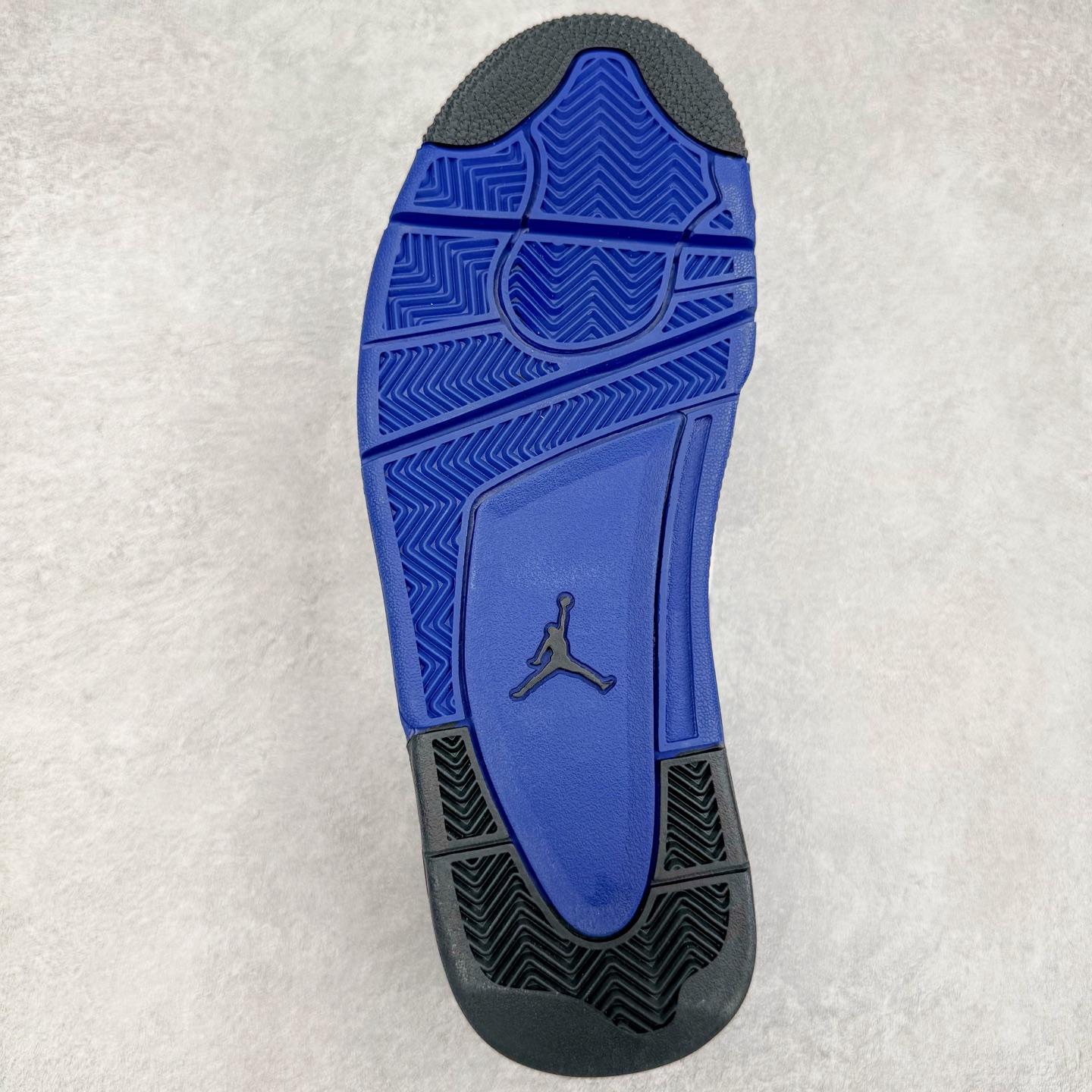 图片[9]-＃KZ纯原 Air Jordan AJ4 RM 重制版低帮复古篮球鞋 黑蓝 FQ7939-140 亲自操刀耗时半年巨作 全套原纸板楦头开发 确保原汁原味 完美呈现版型 一比一鞋头弧度高度鞋身弧度 原厂TPU 正确内里网布 菱角分明不变形无多余毛边 柔软性质感一致于原鞋 原厂织唛标 原厂飞人电绣工艺 尾指中部跳三针 独家绑鞋带手法 印刷中底布 四线拉帮 米色美纹纸贴合固定 进口港宝加持 后跟自然饱满 全鞋荧光划线卡点 追求极致完美 每一双都是工艺品 多重QC质检 超越公司货的品控标准 实实在在的免检产品 采用了低帮的设计 并保留了众多AJ4的经典元素 鞋身以皮革、麂皮材质拼接打造 AJ4经典的TPU材质延伸至后跟 增强鞋款稳定性 而鞋身侧面的网格设计则被取消 尾部的NIKE AIR标志也得到保留 并同时带有飞人logo 中底部分同样搭载了可视AIR气垫 鞋底采用米白色中底和外底呈现 为整个设计收尾 尺码：36 36.5 37.5 38 38.5 39 40 40.5 41 42 42.5 43 44 44.5 45 46 47.5-选品中心