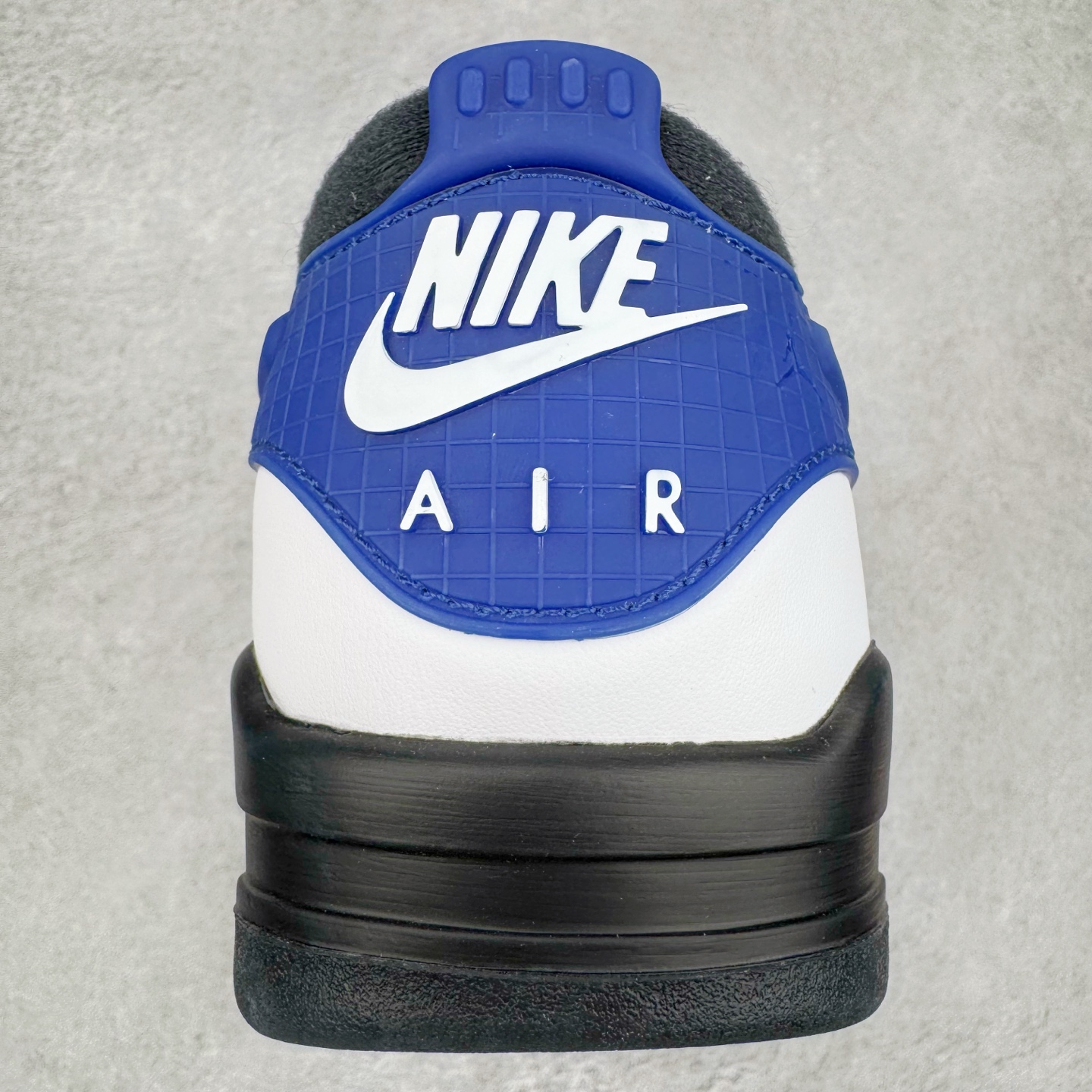 图片[8]-＃KZ纯原 Air Jordan AJ4 RM 重制版低帮复古篮球鞋 黑蓝 FQ7939-140 亲自操刀耗时半年巨作 全套原纸板楦头开发 确保原汁原味 完美呈现版型 一比一鞋头弧度高度鞋身弧度 原厂TPU 正确内里网布 菱角分明不变形无多余毛边 柔软性质感一致于原鞋 原厂织唛标 原厂飞人电绣工艺 尾指中部跳三针 独家绑鞋带手法 印刷中底布 四线拉帮 米色美纹纸贴合固定 进口港宝加持 后跟自然饱满 全鞋荧光划线卡点 追求极致完美 每一双都是工艺品 多重QC质检 超越公司货的品控标准 实实在在的免检产品 采用了低帮的设计 并保留了众多AJ4的经典元素 鞋身以皮革、麂皮材质拼接打造 AJ4经典的TPU材质延伸至后跟 增强鞋款稳定性 而鞋身侧面的网格设计则被取消 尾部的NIKE AIR标志也得到保留 并同时带有飞人logo 中底部分同样搭载了可视AIR气垫 鞋底采用米白色中底和外底呈现 为整个设计收尾 尺码：36 36.5 37.5 38 38.5 39 40 40.5 41 42 42.5 43 44 44.5 45 46 47.5-选品中心