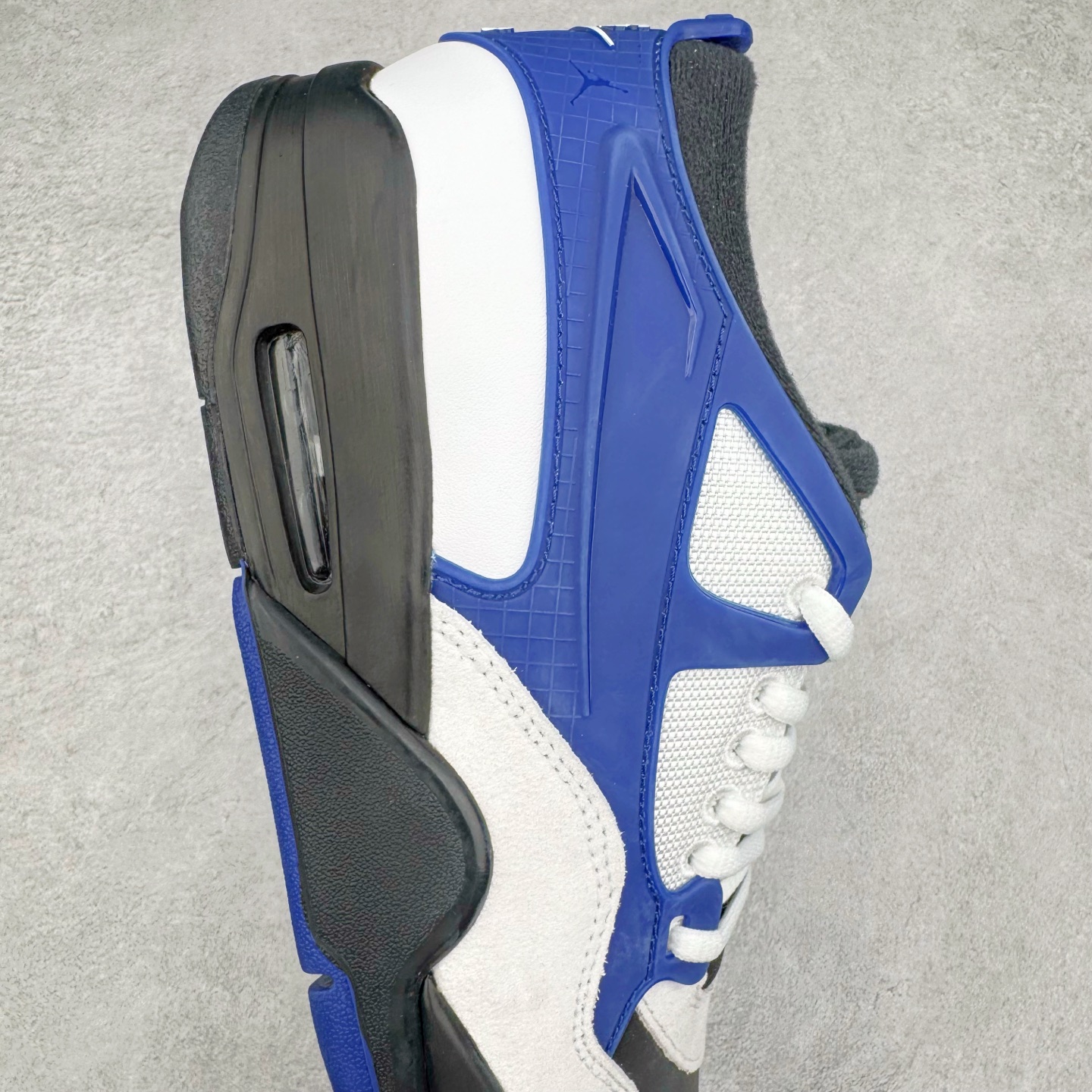 图片[6]-＃KZ纯原 Air Jordan AJ4 RM 重制版低帮复古篮球鞋 黑蓝 FQ7939-140 亲自操刀耗时半年巨作 全套原纸板楦头开发 确保原汁原味 完美呈现版型 一比一鞋头弧度高度鞋身弧度 原厂TPU 正确内里网布 菱角分明不变形无多余毛边 柔软性质感一致于原鞋 原厂织唛标 原厂飞人电绣工艺 尾指中部跳三针 独家绑鞋带手法 印刷中底布 四线拉帮 米色美纹纸贴合固定 进口港宝加持 后跟自然饱满 全鞋荧光划线卡点 追求极致完美 每一双都是工艺品 多重QC质检 超越公司货的品控标准 实实在在的免检产品 采用了低帮的设计 并保留了众多AJ4的经典元素 鞋身以皮革、麂皮材质拼接打造 AJ4经典的TPU材质延伸至后跟 增强鞋款稳定性 而鞋身侧面的网格设计则被取消 尾部的NIKE AIR标志也得到保留 并同时带有飞人logo 中底部分同样搭载了可视AIR气垫 鞋底采用米白色中底和外底呈现 为整个设计收尾 尺码：36 36.5 37.5 38 38.5 39 40 40.5 41 42 42.5 43 44 44.5 45 46 47.5-选品中心