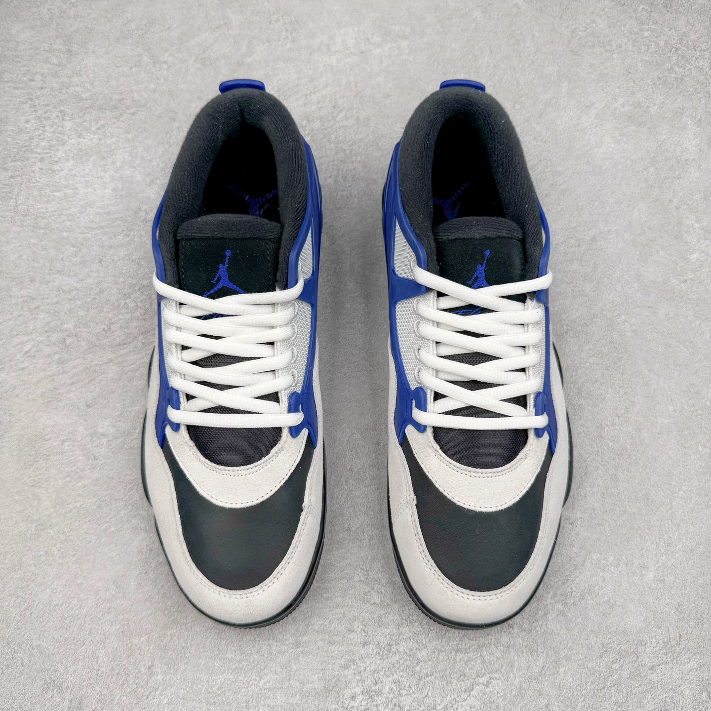 图片[2]-＃KZ纯原 Air Jordan AJ4 RM 重制版低帮复古篮球鞋 黑蓝 FQ7939-140 亲自操刀耗时半年巨作 全套原纸板楦头开发 确保原汁原味 完美呈现版型 一比一鞋头弧度高度鞋身弧度 原厂TPU 正确内里网布 菱角分明不变形无多余毛边 柔软性质感一致于原鞋 原厂织唛标 原厂飞人电绣工艺 尾指中部跳三针 独家绑鞋带手法 印刷中底布 四线拉帮 米色美纹纸贴合固定 进口港宝加持 后跟自然饱满 全鞋荧光划线卡点 追求极致完美 每一双都是工艺品 多重QC质检 超越公司货的品控标准 实实在在的免检产品 采用了低帮的设计 并保留了众多AJ4的经典元素 鞋身以皮革、麂皮材质拼接打造 AJ4经典的TPU材质延伸至后跟 增强鞋款稳定性 而鞋身侧面的网格设计则被取消 尾部的NIKE AIR标志也得到保留 并同时带有飞人logo 中底部分同样搭载了可视AIR气垫 鞋底采用米白色中底和外底呈现 为整个设计收尾 尺码：36 36.5 37.5 38 38.5 39 40 40.5 41 42 42.5 43 44 44.5 45 46 47.5-选品中心