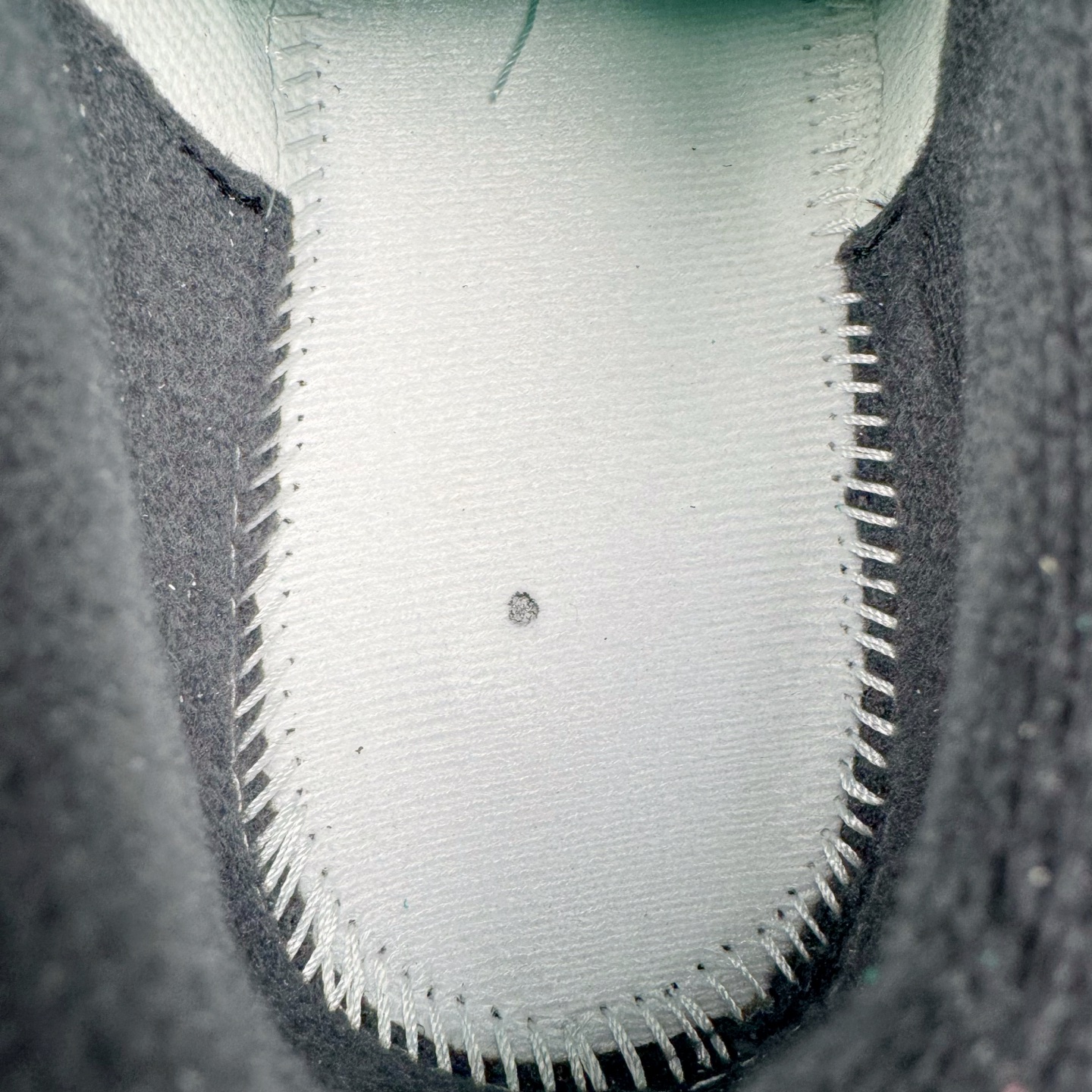 图片[10]-＃KZ纯原 Air Jordan AJ4 RM 重制版低帮复古篮球鞋 黑蓝 FQ7939-140 亲自操刀耗时半年巨作 全套原纸板楦头开发 确保原汁原味 完美呈现版型 一比一鞋头弧度高度鞋身弧度 原厂TPU 正确内里网布 菱角分明不变形无多余毛边 柔软性质感一致于原鞋 原厂织唛标 原厂飞人电绣工艺 尾指中部跳三针 独家绑鞋带手法 印刷中底布 四线拉帮 米色美纹纸贴合固定 进口港宝加持 后跟自然饱满 全鞋荧光划线卡点 追求极致完美 每一双都是工艺品 多重QC质检 超越公司货的品控标准 实实在在的免检产品 采用了低帮的设计 并保留了众多AJ4的经典元素 鞋身以皮革、麂皮材质拼接打造 AJ4经典的TPU材质延伸至后跟 增强鞋款稳定性 而鞋身侧面的网格设计则被取消 尾部的NIKE AIR标志也得到保留 并同时带有飞人logo 中底部分同样搭载了可视AIR气垫 鞋底采用米白色中底和外底呈现 为整个设计收尾 尺码：36 36.5 37.5 38 38.5 39 40 40.5 41 42 42.5 43 44 44.5 45 46 47.5-选品中心