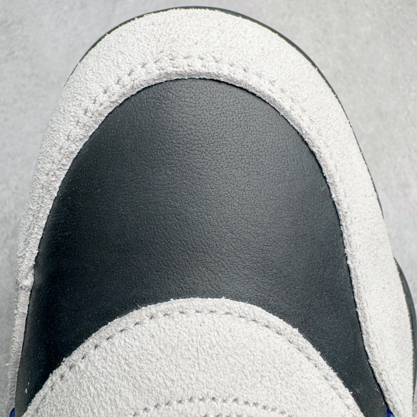 图片[19]-＃KZ纯原 Air Jordan AJ4 RM 重制版低帮复古篮球鞋 黑蓝 FQ7939-140 亲自操刀耗时半年巨作 全套原纸板楦头开发 确保原汁原味 完美呈现版型 一比一鞋头弧度高度鞋身弧度 原厂TPU 正确内里网布 菱角分明不变形无多余毛边 柔软性质感一致于原鞋 原厂织唛标 原厂飞人电绣工艺 尾指中部跳三针 独家绑鞋带手法 印刷中底布 四线拉帮 米色美纹纸贴合固定 进口港宝加持 后跟自然饱满 全鞋荧光划线卡点 追求极致完美 每一双都是工艺品 多重QC质检 超越公司货的品控标准 实实在在的免检产品 采用了低帮的设计 并保留了众多AJ4的经典元素 鞋身以皮革、麂皮材质拼接打造 AJ4经典的TPU材质延伸至后跟 增强鞋款稳定性 而鞋身侧面的网格设计则被取消 尾部的NIKE AIR标志也得到保留 并同时带有飞人logo 中底部分同样搭载了可视AIR气垫 鞋底采用米白色中底和外底呈现 为整个设计收尾 尺码：36 36.5 37.5 38 38.5 39 40 40.5 41 42 42.5 43 44 44.5 45 46 47.5-选品中心