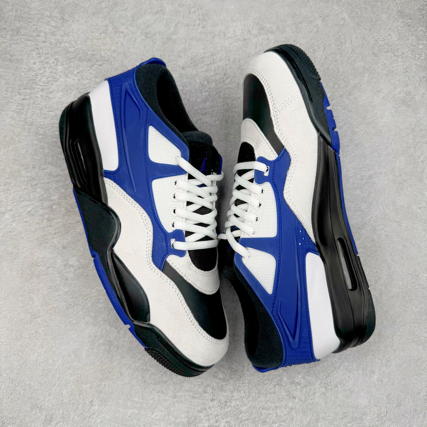 图片[3]-＃KZ纯原 Air Jordan AJ4 RM 重制版低帮复古篮球鞋 黑蓝 FQ7939-140 亲自操刀耗时半年巨作 全套原纸板楦头开发 确保原汁原味 完美呈现版型 一比一鞋头弧度高度鞋身弧度 原厂TPU 正确内里网布 菱角分明不变形无多余毛边 柔软性质感一致于原鞋 原厂织唛标 原厂飞人电绣工艺 尾指中部跳三针 独家绑鞋带手法 印刷中底布 四线拉帮 米色美纹纸贴合固定 进口港宝加持 后跟自然饱满 全鞋荧光划线卡点 追求极致完美 每一双都是工艺品 多重QC质检 超越公司货的品控标准 实实在在的免检产品 采用了低帮的设计 并保留了众多AJ4的经典元素 鞋身以皮革、麂皮材质拼接打造 AJ4经典的TPU材质延伸至后跟 增强鞋款稳定性 而鞋身侧面的网格设计则被取消 尾部的NIKE AIR标志也得到保留 并同时带有飞人logo 中底部分同样搭载了可视AIR气垫 鞋底采用米白色中底和外底呈现 为整个设计收尾 尺码：36 36.5 37.5 38 38.5 39 40 40.5 41 42 42.5 43 44 44.5 45 46 47.5-选品中心