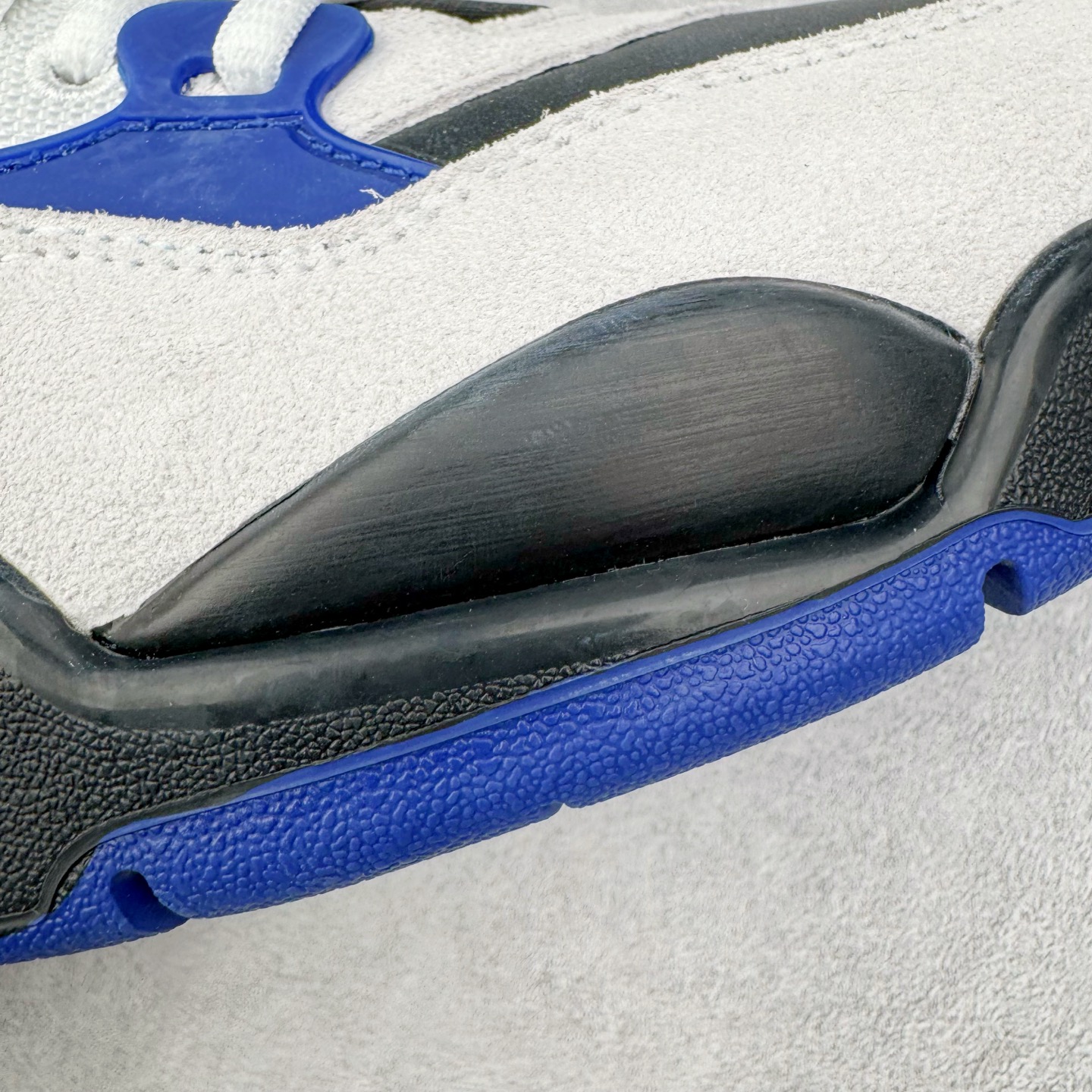 图片[18]-＃KZ纯原 Air Jordan AJ4 RM 重制版低帮复古篮球鞋 黑蓝 FQ7939-140 亲自操刀耗时半年巨作 全套原纸板楦头开发 确保原汁原味 完美呈现版型 一比一鞋头弧度高度鞋身弧度 原厂TPU 正确内里网布 菱角分明不变形无多余毛边 柔软性质感一致于原鞋 原厂织唛标 原厂飞人电绣工艺 尾指中部跳三针 独家绑鞋带手法 印刷中底布 四线拉帮 米色美纹纸贴合固定 进口港宝加持 后跟自然饱满 全鞋荧光划线卡点 追求极致完美 每一双都是工艺品 多重QC质检 超越公司货的品控标准 实实在在的免检产品 采用了低帮的设计 并保留了众多AJ4的经典元素 鞋身以皮革、麂皮材质拼接打造 AJ4经典的TPU材质延伸至后跟 增强鞋款稳定性 而鞋身侧面的网格设计则被取消 尾部的NIKE AIR标志也得到保留 并同时带有飞人logo 中底部分同样搭载了可视AIR气垫 鞋底采用米白色中底和外底呈现 为整个设计收尾 尺码：36 36.5 37.5 38 38.5 39 40 40.5 41 42 42.5 43 44 44.5 45 46 47.5-选品中心