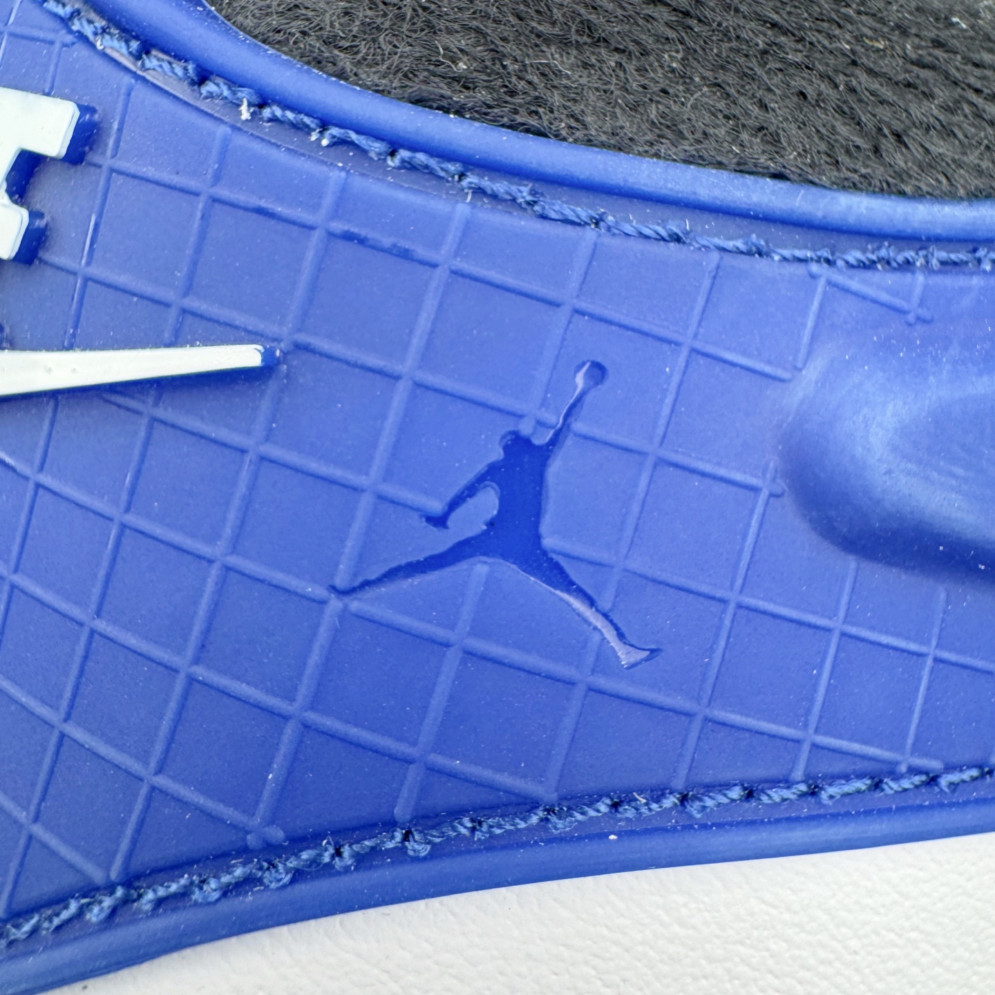 图片[15]-＃KZ纯原 Air Jordan AJ4 RM 重制版低帮复古篮球鞋 黑蓝 FQ7939-140 亲自操刀耗时半年巨作 全套原纸板楦头开发 确保原汁原味 完美呈现版型 一比一鞋头弧度高度鞋身弧度 原厂TPU 正确内里网布 菱角分明不变形无多余毛边 柔软性质感一致于原鞋 原厂织唛标 原厂飞人电绣工艺 尾指中部跳三针 独家绑鞋带手法 印刷中底布 四线拉帮 米色美纹纸贴合固定 进口港宝加持 后跟自然饱满 全鞋荧光划线卡点 追求极致完美 每一双都是工艺品 多重QC质检 超越公司货的品控标准 实实在在的免检产品 采用了低帮的设计 并保留了众多AJ4的经典元素 鞋身以皮革、麂皮材质拼接打造 AJ4经典的TPU材质延伸至后跟 增强鞋款稳定性 而鞋身侧面的网格设计则被取消 尾部的NIKE AIR标志也得到保留 并同时带有飞人logo 中底部分同样搭载了可视AIR气垫 鞋底采用米白色中底和外底呈现 为整个设计收尾 尺码：36 36.5 37.5 38 38.5 39 40 40.5 41 42 42.5 43 44 44.5 45 46 47.5-选品中心