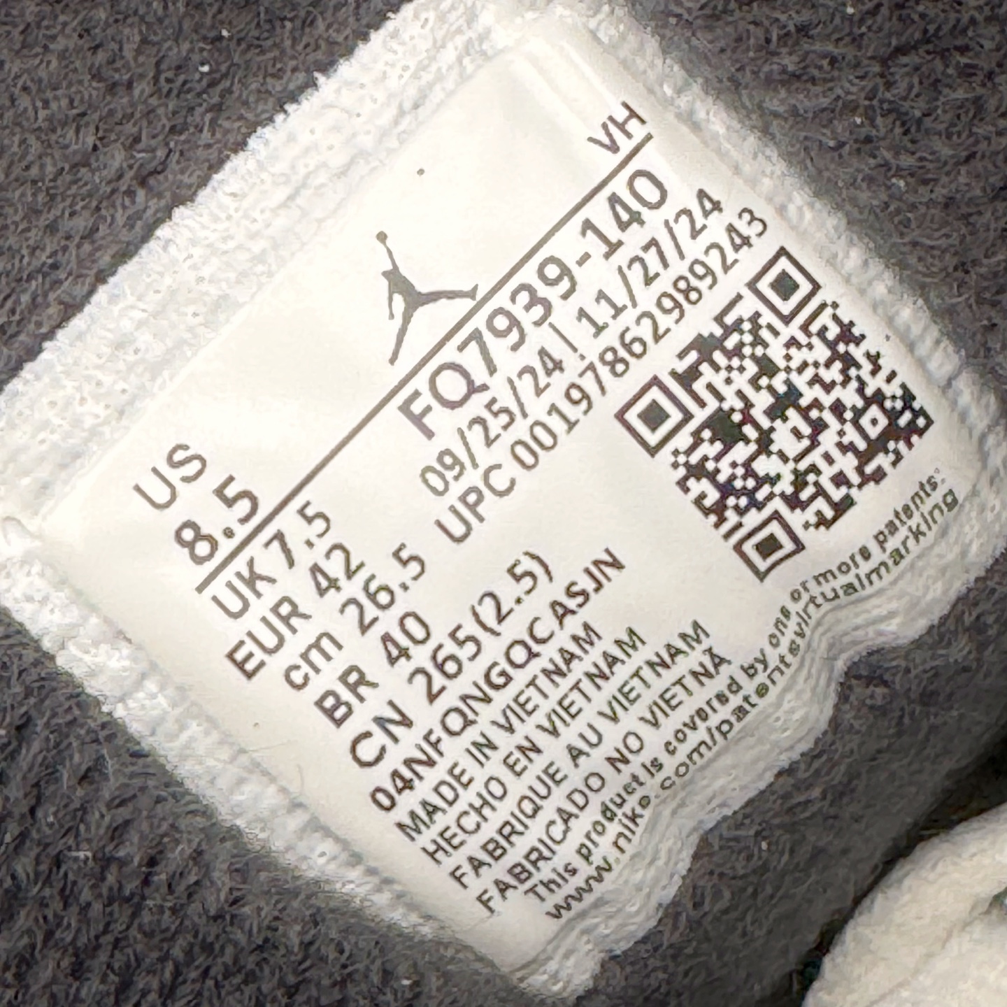 图片[12]-＃KZ纯原 Air Jordan AJ4 RM 重制版低帮复古篮球鞋 黑蓝 FQ7939-140 亲自操刀耗时半年巨作 全套原纸板楦头开发 确保原汁原味 完美呈现版型 一比一鞋头弧度高度鞋身弧度 原厂TPU 正确内里网布 菱角分明不变形无多余毛边 柔软性质感一致于原鞋 原厂织唛标 原厂飞人电绣工艺 尾指中部跳三针 独家绑鞋带手法 印刷中底布 四线拉帮 米色美纹纸贴合固定 进口港宝加持 后跟自然饱满 全鞋荧光划线卡点 追求极致完美 每一双都是工艺品 多重QC质检 超越公司货的品控标准 实实在在的免检产品 采用了低帮的设计 并保留了众多AJ4的经典元素 鞋身以皮革、麂皮材质拼接打造 AJ4经典的TPU材质延伸至后跟 增强鞋款稳定性 而鞋身侧面的网格设计则被取消 尾部的NIKE AIR标志也得到保留 并同时带有飞人logo 中底部分同样搭载了可视AIR气垫 鞋底采用米白色中底和外底呈现 为整个设计收尾 尺码：36 36.5 37.5 38 38.5 39 40 40.5 41 42 42.5 43 44 44.5 45 46 47.5-选品中心