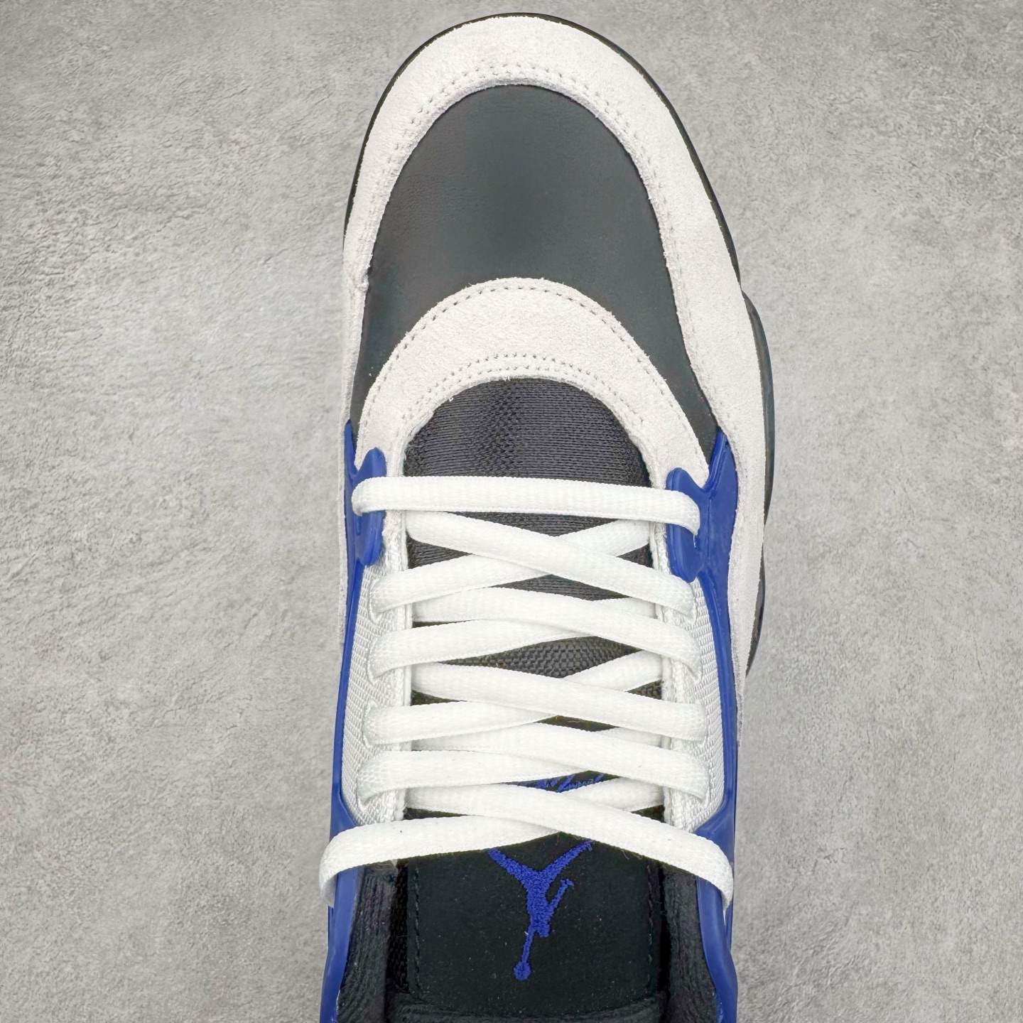 图片[4]-＃KZ纯原 Air Jordan AJ4 RM 重制版低帮复古篮球鞋 黑蓝 FQ7939-140 亲自操刀耗时半年巨作 全套原纸板楦头开发 确保原汁原味 完美呈现版型 一比一鞋头弧度高度鞋身弧度 原厂TPU 正确内里网布 菱角分明不变形无多余毛边 柔软性质感一致于原鞋 原厂织唛标 原厂飞人电绣工艺 尾指中部跳三针 独家绑鞋带手法 印刷中底布 四线拉帮 米色美纹纸贴合固定 进口港宝加持 后跟自然饱满 全鞋荧光划线卡点 追求极致完美 每一双都是工艺品 多重QC质检 超越公司货的品控标准 实实在在的免检产品 采用了低帮的设计 并保留了众多AJ4的经典元素 鞋身以皮革、麂皮材质拼接打造 AJ4经典的TPU材质延伸至后跟 增强鞋款稳定性 而鞋身侧面的网格设计则被取消 尾部的NIKE AIR标志也得到保留 并同时带有飞人logo 中底部分同样搭载了可视AIR气垫 鞋底采用米白色中底和外底呈现 为整个设计收尾 尺码：36 36.5 37.5 38 38.5 39 40 40.5 41 42 42.5 43 44 44.5 45 46 47.5-选品中心