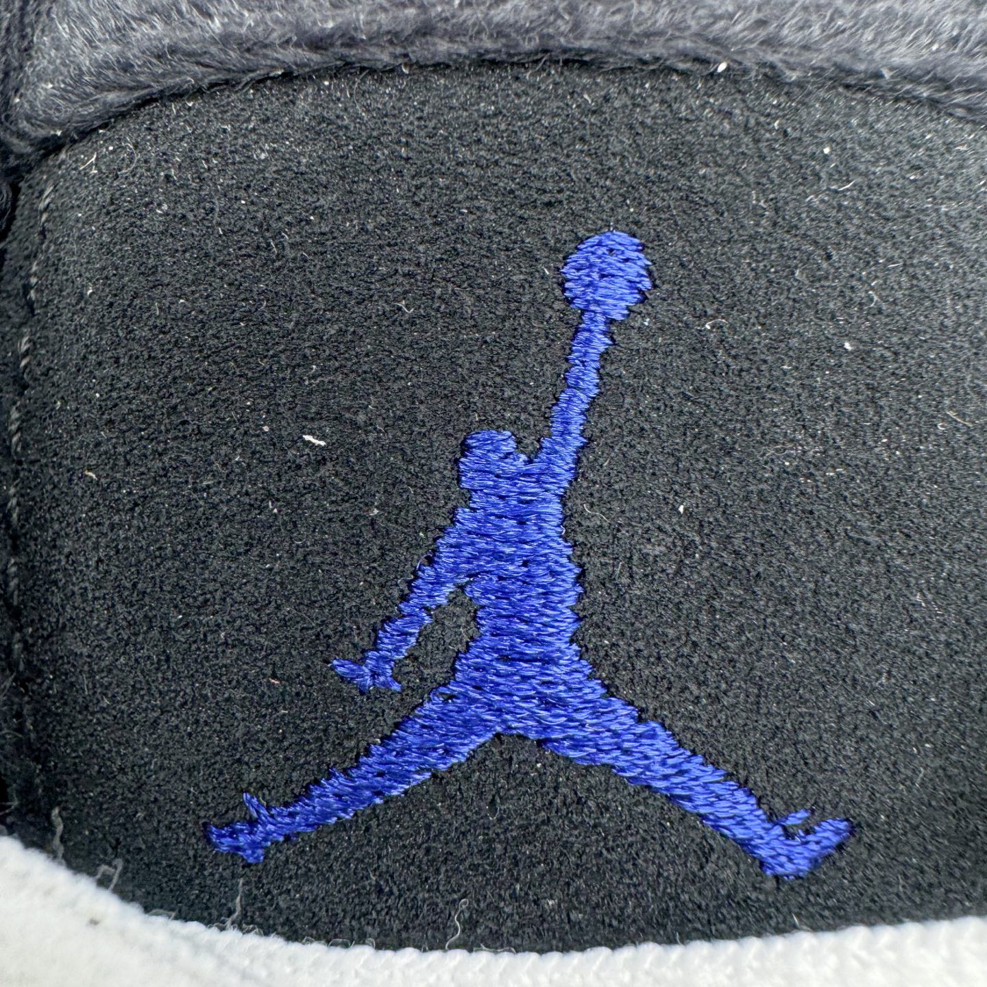 图片[13]-＃KZ纯原 Air Jordan AJ4 RM 重制版低帮复古篮球鞋 黑蓝 FQ7939-140 亲自操刀耗时半年巨作 全套原纸板楦头开发 确保原汁原味 完美呈现版型 一比一鞋头弧度高度鞋身弧度 原厂TPU 正确内里网布 菱角分明不变形无多余毛边 柔软性质感一致于原鞋 原厂织唛标 原厂飞人电绣工艺 尾指中部跳三针 独家绑鞋带手法 印刷中底布 四线拉帮 米色美纹纸贴合固定 进口港宝加持 后跟自然饱满 全鞋荧光划线卡点 追求极致完美 每一双都是工艺品 多重QC质检 超越公司货的品控标准 实实在在的免检产品 采用了低帮的设计 并保留了众多AJ4的经典元素 鞋身以皮革、麂皮材质拼接打造 AJ4经典的TPU材质延伸至后跟 增强鞋款稳定性 而鞋身侧面的网格设计则被取消 尾部的NIKE AIR标志也得到保留 并同时带有飞人logo 中底部分同样搭载了可视AIR气垫 鞋底采用米白色中底和外底呈现 为整个设计收尾 尺码：36 36.5 37.5 38 38.5 39 40 40.5 41 42 42.5 43 44 44.5 45 46 47.5-选品中心