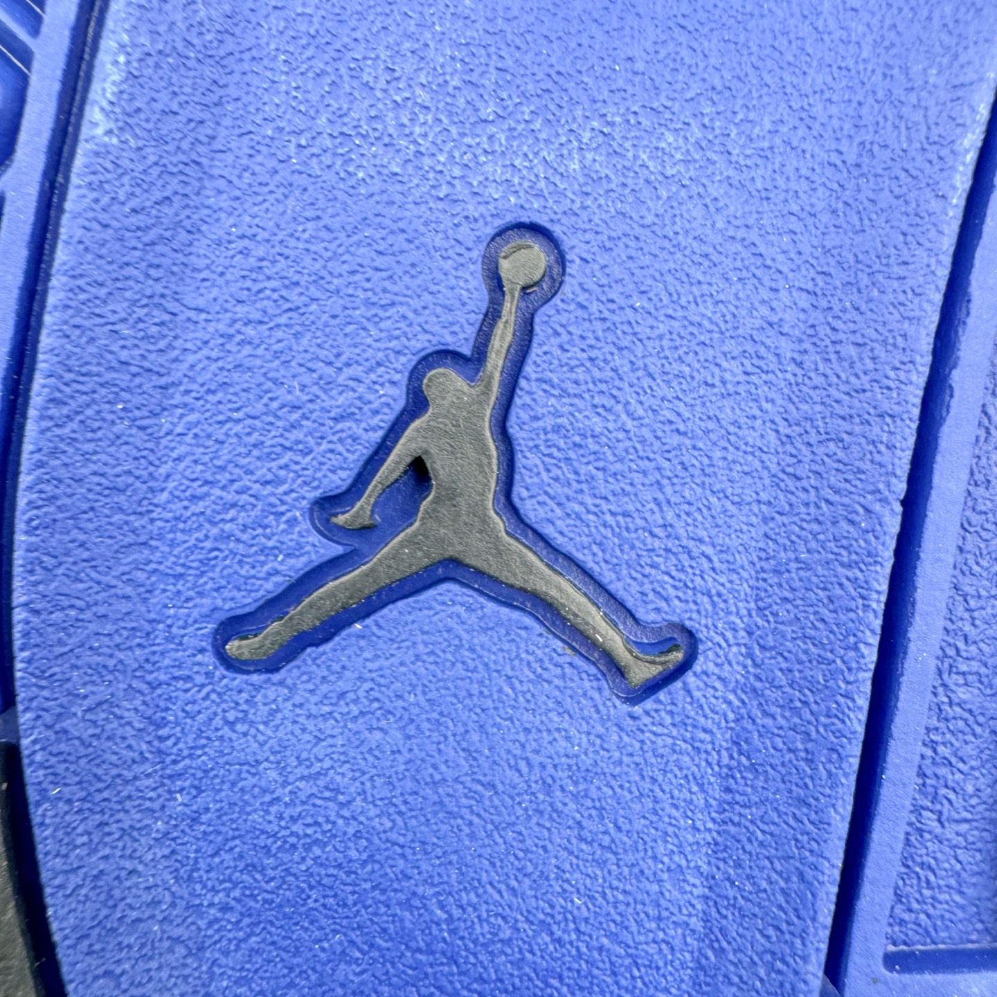 图片[21]-＃KZ纯原 Air Jordan AJ4 RM 重制版低帮复古篮球鞋 黑蓝 FQ7939-140 亲自操刀耗时半年巨作 全套原纸板楦头开发 确保原汁原味 完美呈现版型 一比一鞋头弧度高度鞋身弧度 原厂TPU 正确内里网布 菱角分明不变形无多余毛边 柔软性质感一致于原鞋 原厂织唛标 原厂飞人电绣工艺 尾指中部跳三针 独家绑鞋带手法 印刷中底布 四线拉帮 米色美纹纸贴合固定 进口港宝加持 后跟自然饱满 全鞋荧光划线卡点 追求极致完美 每一双都是工艺品 多重QC质检 超越公司货的品控标准 实实在在的免检产品 采用了低帮的设计 并保留了众多AJ4的经典元素 鞋身以皮革、麂皮材质拼接打造 AJ4经典的TPU材质延伸至后跟 增强鞋款稳定性 而鞋身侧面的网格设计则被取消 尾部的NIKE AIR标志也得到保留 并同时带有飞人logo 中底部分同样搭载了可视AIR气垫 鞋底采用米白色中底和外底呈现 为整个设计收尾 尺码：36 36.5 37.5 38 38.5 39 40 40.5 41 42 42.5 43 44 44.5 45 46 47.5-选品中心