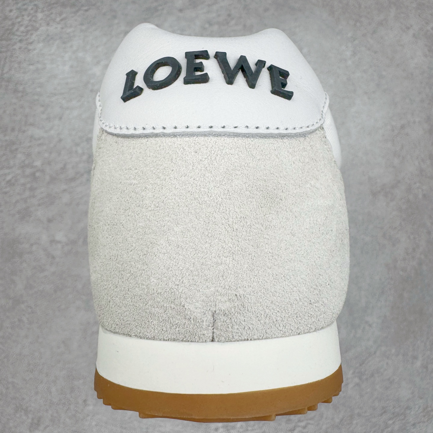 图片[8]-＃M纯原 LOEWE 2025 | Ballet Runner 2.0 罗意威新款芭蕾舞鞋拼色德训鞋阿甘鞋 全套原纸板楦头开发 后跟3D注塑橡胶LOEWE徽标 原厂数据大底磨具 进口羊皮内里加鞋垫 磁吸翻盖盒 内配帆布防尘袋 配件齐全 官方一致 原装纸板中底 带采用反绒牛皮革拼接头层皮饰片鞋面材质 鞋身原装高密度防刮防水尼龙面料 不对称鞋头造型 作为LOEWE的标志性设计 超柔软轻便且灵活的鞋底 新的波浪纹理橡胶外底 延伸至鞋头 升级的柔软皮革内衬和鞋床 提供最大舒适感 后跟有3D注塑橡胶徽标 真皮和皮料混搭彰显复古风格 拼色拼接鞋面 非常高级隐藏式小内增高 脚后跟设计新颖 柔软舒适 会被评为年度最舒适的暴走鞋 如履平地 内娱明星杨幂等众多同款上脚 小红书 一系列素材图 极具爆款 尺码：35 36 37 38 39 40 41 42 43 44 45-选品中心