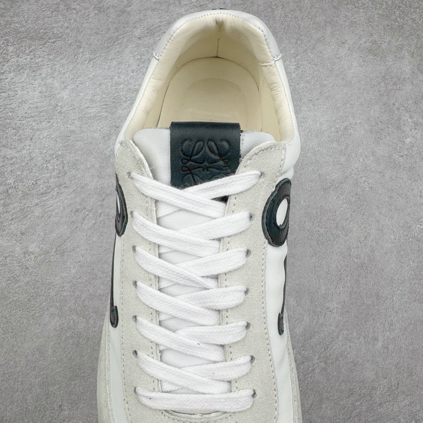 图片[5]-＃M纯原 LOEWE 2025 | Ballet Runner 2.0 罗意威新款芭蕾舞鞋拼色德训鞋阿甘鞋 全套原纸板楦头开发 后跟3D注塑橡胶LOEWE徽标 原厂数据大底磨具 进口羊皮内里加鞋垫 磁吸翻盖盒 内配帆布防尘袋 配件齐全 官方一致 原装纸板中底 带采用反绒牛皮革拼接头层皮饰片鞋面材质 鞋身原装高密度防刮防水尼龙面料 不对称鞋头造型 作为LOEWE的标志性设计 超柔软轻便且灵活的鞋底 新的波浪纹理橡胶外底 延伸至鞋头 升级的柔软皮革内衬和鞋床 提供最大舒适感 后跟有3D注塑橡胶徽标 真皮和皮料混搭彰显复古风格 拼色拼接鞋面 非常高级隐藏式小内增高 脚后跟设计新颖 柔软舒适 会被评为年度最舒适的暴走鞋 如履平地 内娱明星杨幂等众多同款上脚 小红书 一系列素材图 极具爆款 尺码：35 36 37 38 39 40 41 42 43 44 45-选品中心