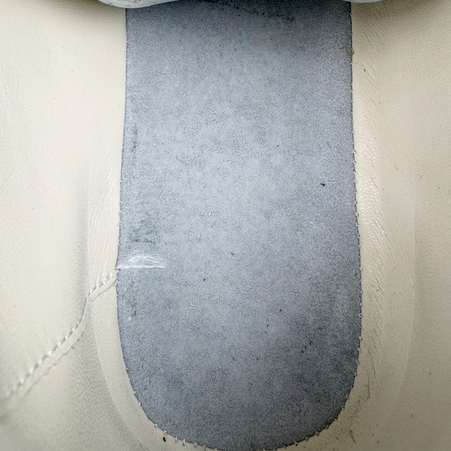 图片[11]-＃M纯原 LOEWE 2025 | Ballet Runner 2.0 罗意威新款芭蕾舞鞋拼色德训鞋阿甘鞋 全套原纸板楦头开发 后跟3D注塑橡胶LOEWE徽标 原厂数据大底磨具 进口羊皮内里加鞋垫 磁吸翻盖盒 内配帆布防尘袋 配件齐全 官方一致 原装纸板中底 带采用反绒牛皮革拼接头层皮饰片鞋面材质 鞋身原装高密度防刮防水尼龙面料 不对称鞋头造型 作为LOEWE的标志性设计 超柔软轻便且灵活的鞋底 新的波浪纹理橡胶外底 延伸至鞋头 升级的柔软皮革内衬和鞋床 提供最大舒适感 后跟有3D注塑橡胶徽标 真皮和皮料混搭彰显复古风格 拼色拼接鞋面 非常高级隐藏式小内增高 脚后跟设计新颖 柔软舒适 会被评为年度最舒适的暴走鞋 如履平地 内娱明星杨幂等众多同款上脚 小红书 一系列素材图 极具爆款 尺码：35 36 37 38 39 40 41 42 43 44 45-选品中心