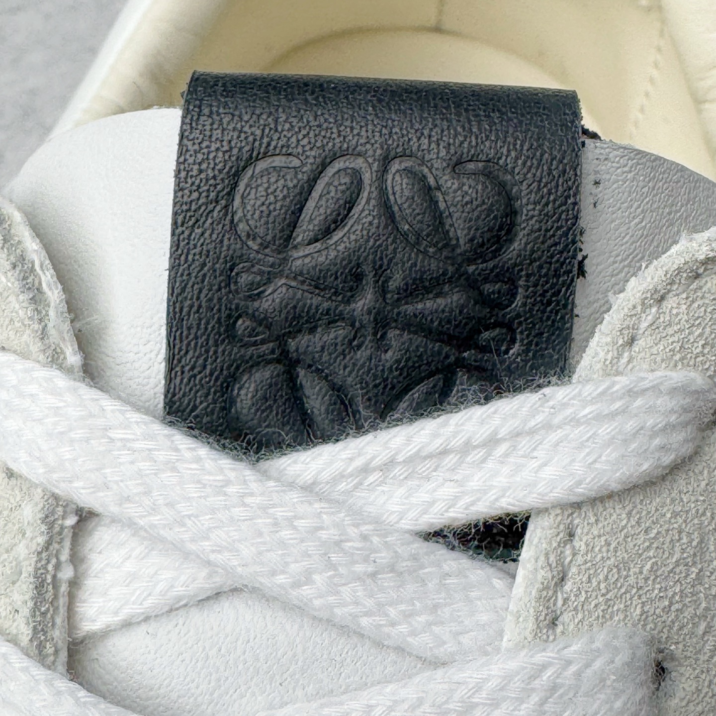 图片[13]-＃M纯原 LOEWE 2025 | Ballet Runner 2.0 罗意威新款芭蕾舞鞋拼色德训鞋阿甘鞋 全套原纸板楦头开发 后跟3D注塑橡胶LOEWE徽标 原厂数据大底磨具 进口羊皮内里加鞋垫 磁吸翻盖盒 内配帆布防尘袋 配件齐全 官方一致 原装纸板中底 带采用反绒牛皮革拼接头层皮饰片鞋面材质 鞋身原装高密度防刮防水尼龙面料 不对称鞋头造型 作为LOEWE的标志性设计 超柔软轻便且灵活的鞋底 新的波浪纹理橡胶外底 延伸至鞋头 升级的柔软皮革内衬和鞋床 提供最大舒适感 后跟有3D注塑橡胶徽标 真皮和皮料混搭彰显复古风格 拼色拼接鞋面 非常高级隐藏式小内增高 脚后跟设计新颖 柔软舒适 会被评为年度最舒适的暴走鞋 如履平地 内娱明星杨幂等众多同款上脚 小红书 一系列素材图 极具爆款 尺码：35 36 37 38 39 40 41 42 43 44 45-选品中心