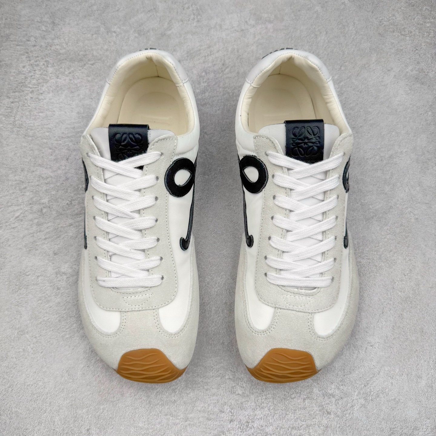 图片[2]-＃M纯原 LOEWE 2025 | Ballet Runner 2.0 罗意威新款芭蕾舞鞋拼色德训鞋阿甘鞋 全套原纸板楦头开发 后跟3D注塑橡胶LOEWE徽标 原厂数据大底磨具 进口羊皮内里加鞋垫 磁吸翻盖盒 内配帆布防尘袋 配件齐全 官方一致 原装纸板中底 带采用反绒牛皮革拼接头层皮饰片鞋面材质 鞋身原装高密度防刮防水尼龙面料 不对称鞋头造型 作为LOEWE的标志性设计 超柔软轻便且灵活的鞋底 新的波浪纹理橡胶外底 延伸至鞋头 升级的柔软皮革内衬和鞋床 提供最大舒适感 后跟有3D注塑橡胶徽标 真皮和皮料混搭彰显复古风格 拼色拼接鞋面 非常高级隐藏式小内增高 脚后跟设计新颖 柔软舒适 会被评为年度最舒适的暴走鞋 如履平地 内娱明星杨幂等众多同款上脚 小红书 一系列素材图 极具爆款 尺码：35 36 37 38 39 40 41 42 43 44 45-选品中心