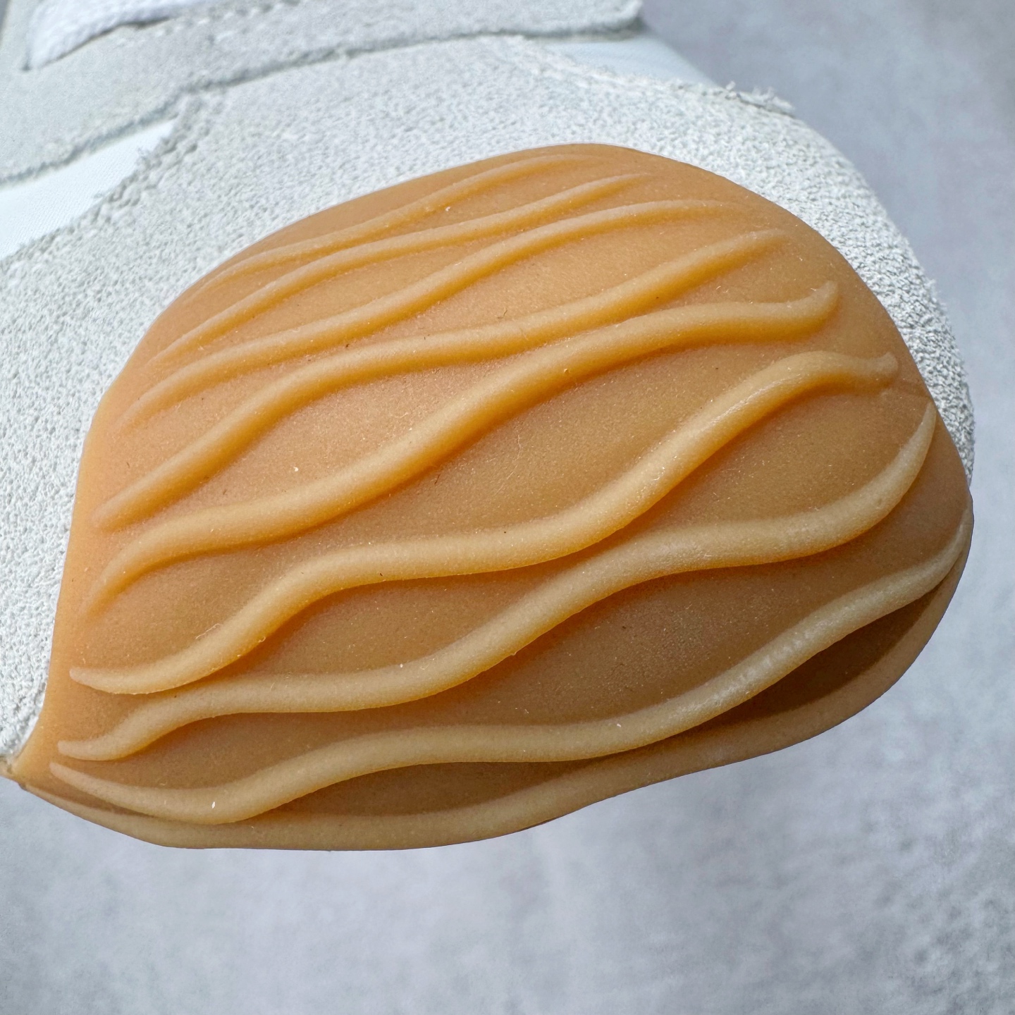 图片[14]-＃M纯原 LOEWE 2025 | Ballet Runner 2.0 罗意威新款芭蕾舞鞋拼色德训鞋阿甘鞋 全套原纸板楦头开发 后跟3D注塑橡胶LOEWE徽标 原厂数据大底磨具 进口羊皮内里加鞋垫 磁吸翻盖盒 内配帆布防尘袋 配件齐全 官方一致 原装纸板中底 带采用反绒牛皮革拼接头层皮饰片鞋面材质 鞋身原装高密度防刮防水尼龙面料 不对称鞋头造型 作为LOEWE的标志性设计 超柔软轻便且灵活的鞋底 新的波浪纹理橡胶外底 延伸至鞋头 升级的柔软皮革内衬和鞋床 提供最大舒适感 后跟有3D注塑橡胶徽标 真皮和皮料混搭彰显复古风格 拼色拼接鞋面 非常高级隐藏式小内增高 脚后跟设计新颖 柔软舒适 会被评为年度最舒适的暴走鞋 如履平地 内娱明星杨幂等众多同款上脚 小红书 一系列素材图 极具爆款 尺码：35 36 37 38 39 40 41 42 43 44 45-选品中心