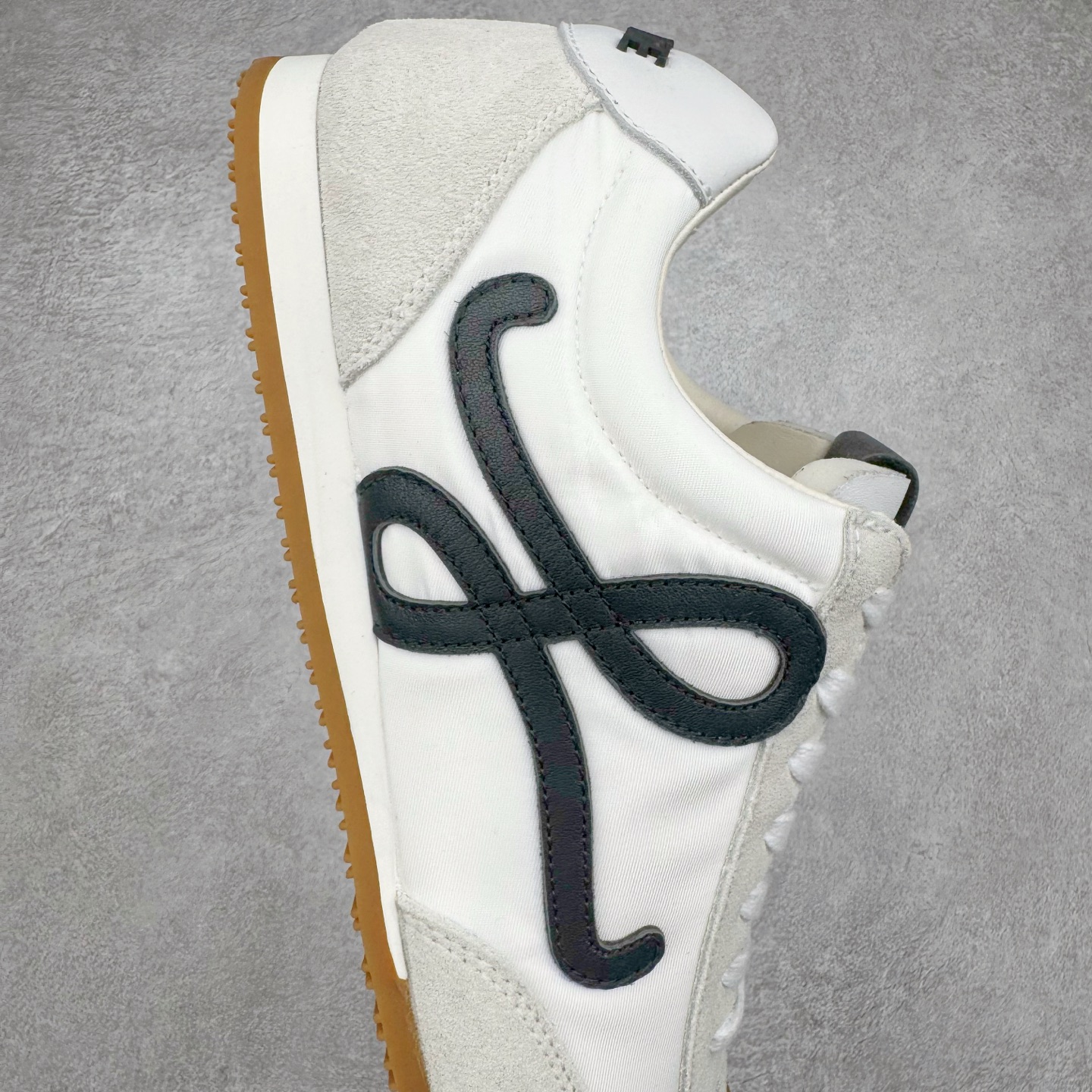 图片[6]-＃M纯原 LOEWE 2025 | Ballet Runner 2.0 罗意威新款芭蕾舞鞋拼色德训鞋阿甘鞋 全套原纸板楦头开发 后跟3D注塑橡胶LOEWE徽标 原厂数据大底磨具 进口羊皮内里加鞋垫 磁吸翻盖盒 内配帆布防尘袋 配件齐全 官方一致 原装纸板中底 带采用反绒牛皮革拼接头层皮饰片鞋面材质 鞋身原装高密度防刮防水尼龙面料 不对称鞋头造型 作为LOEWE的标志性设计 超柔软轻便且灵活的鞋底 新的波浪纹理橡胶外底 延伸至鞋头 升级的柔软皮革内衬和鞋床 提供最大舒适感 后跟有3D注塑橡胶徽标 真皮和皮料混搭彰显复古风格 拼色拼接鞋面 非常高级隐藏式小内增高 脚后跟设计新颖 柔软舒适 会被评为年度最舒适的暴走鞋 如履平地 内娱明星杨幂等众多同款上脚 小红书 一系列素材图 极具爆款 尺码：35 36 37 38 39 40 41 42 43 44 45-选品中心