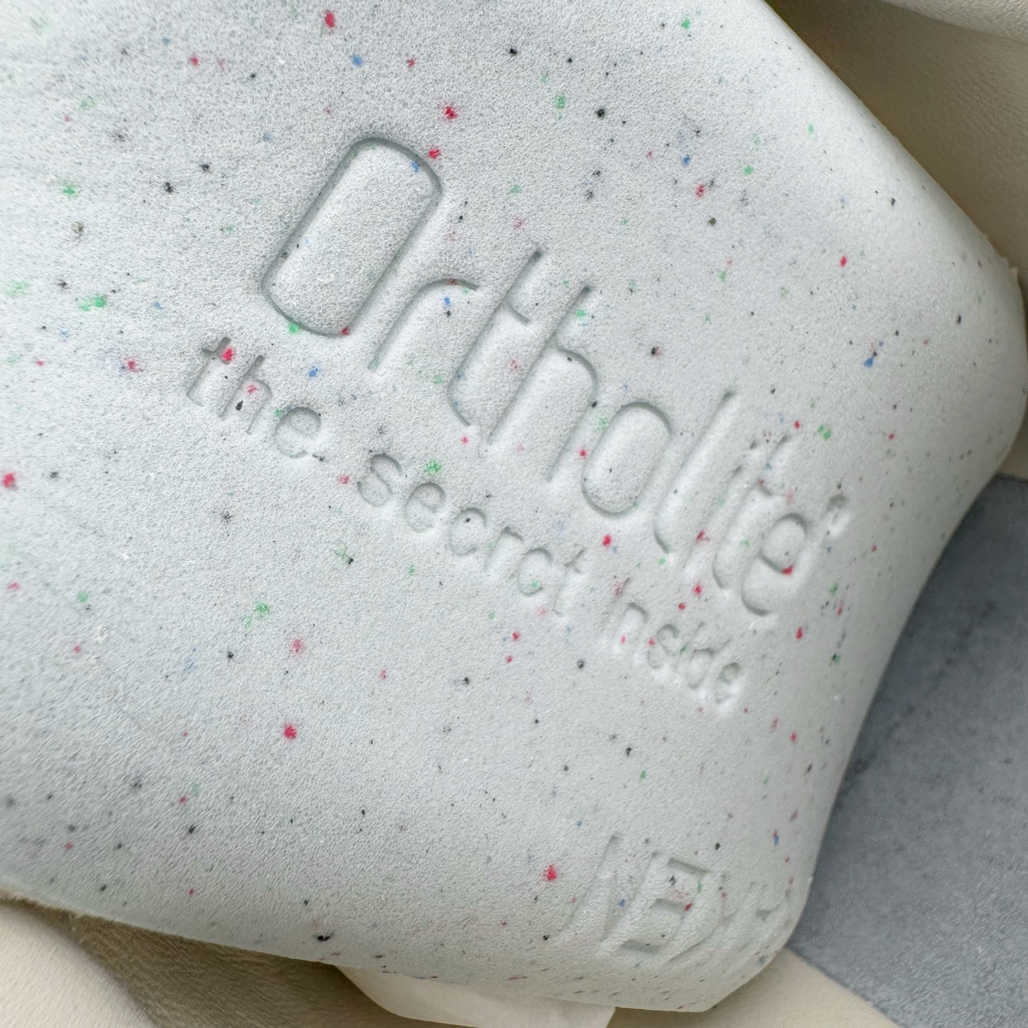 图片[10]-＃M纯原 LOEWE 2025 | Ballet Runner 2.0 罗意威新款芭蕾舞鞋拼色德训鞋阿甘鞋 全套原纸板楦头开发 后跟3D注塑橡胶LOEWE徽标 原厂数据大底磨具 进口羊皮内里加鞋垫 磁吸翻盖盒 内配帆布防尘袋 配件齐全 官方一致 原装纸板中底 带采用反绒牛皮革拼接头层皮饰片鞋面材质 鞋身原装高密度防刮防水尼龙面料 不对称鞋头造型 作为LOEWE的标志性设计 超柔软轻便且灵活的鞋底 新的波浪纹理橡胶外底 延伸至鞋头 升级的柔软皮革内衬和鞋床 提供最大舒适感 后跟有3D注塑橡胶徽标 真皮和皮料混搭彰显复古风格 拼色拼接鞋面 非常高级隐藏式小内增高 脚后跟设计新颖 柔软舒适 会被评为年度最舒适的暴走鞋 如履平地 内娱明星杨幂等众多同款上脚 小红书 一系列素材图 极具爆款 尺码：35 36 37 38 39 40 41 42 43 44 45-选品中心