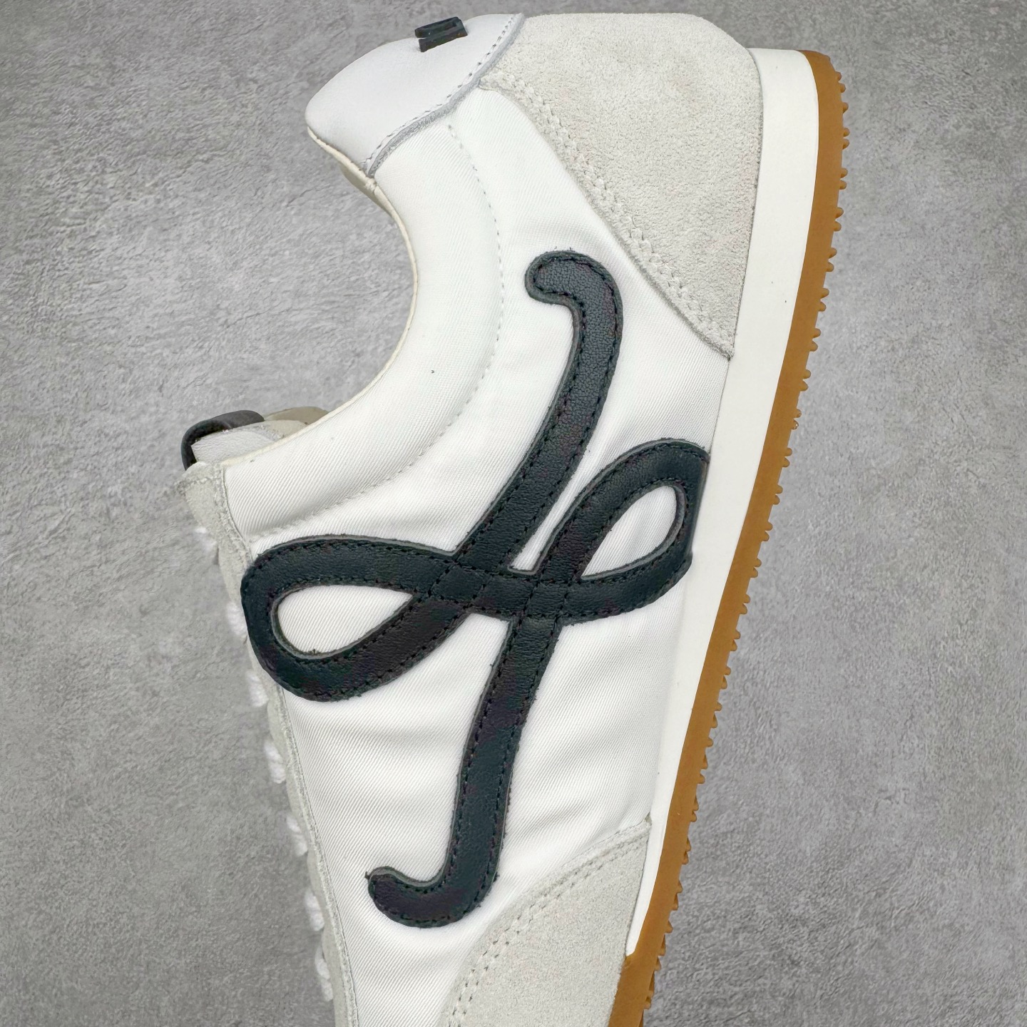 图片[7]-＃M纯原 LOEWE 2025 | Ballet Runner 2.0 罗意威新款芭蕾舞鞋拼色德训鞋阿甘鞋 全套原纸板楦头开发 后跟3D注塑橡胶LOEWE徽标 原厂数据大底磨具 进口羊皮内里加鞋垫 磁吸翻盖盒 内配帆布防尘袋 配件齐全 官方一致 原装纸板中底 带采用反绒牛皮革拼接头层皮饰片鞋面材质 鞋身原装高密度防刮防水尼龙面料 不对称鞋头造型 作为LOEWE的标志性设计 超柔软轻便且灵活的鞋底 新的波浪纹理橡胶外底 延伸至鞋头 升级的柔软皮革内衬和鞋床 提供最大舒适感 后跟有3D注塑橡胶徽标 真皮和皮料混搭彰显复古风格 拼色拼接鞋面 非常高级隐藏式小内增高 脚后跟设计新颖 柔软舒适 会被评为年度最舒适的暴走鞋 如履平地 内娱明星杨幂等众多同款上脚 小红书 一系列素材图 极具爆款 尺码：35 36 37 38 39 40 41 42 43 44 45-选品中心