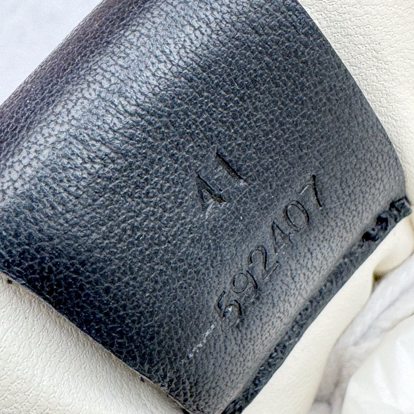 图片[12]-＃M纯原 LOEWE 2025 | Ballet Runner 2.0 罗意威新款芭蕾舞鞋拼色德训鞋阿甘鞋 全套原纸板楦头开发 后跟3D注塑橡胶LOEWE徽标 原厂数据大底磨具 进口羊皮内里加鞋垫 磁吸翻盖盒 内配帆布防尘袋 配件齐全 官方一致 原装纸板中底 带采用反绒牛皮革拼接头层皮饰片鞋面材质 鞋身原装高密度防刮防水尼龙面料 不对称鞋头造型 作为LOEWE的标志性设计 超柔软轻便且灵活的鞋底 新的波浪纹理橡胶外底 延伸至鞋头 升级的柔软皮革内衬和鞋床 提供最大舒适感 后跟有3D注塑橡胶徽标 真皮和皮料混搭彰显复古风格 拼色拼接鞋面 非常高级隐藏式小内增高 脚后跟设计新颖 柔软舒适 会被评为年度最舒适的暴走鞋 如履平地 内娱明星杨幂等众多同款上脚 小红书 一系列素材图 极具爆款 尺码：35 36 37 38 39 40 41 42 43 44 45-选品中心