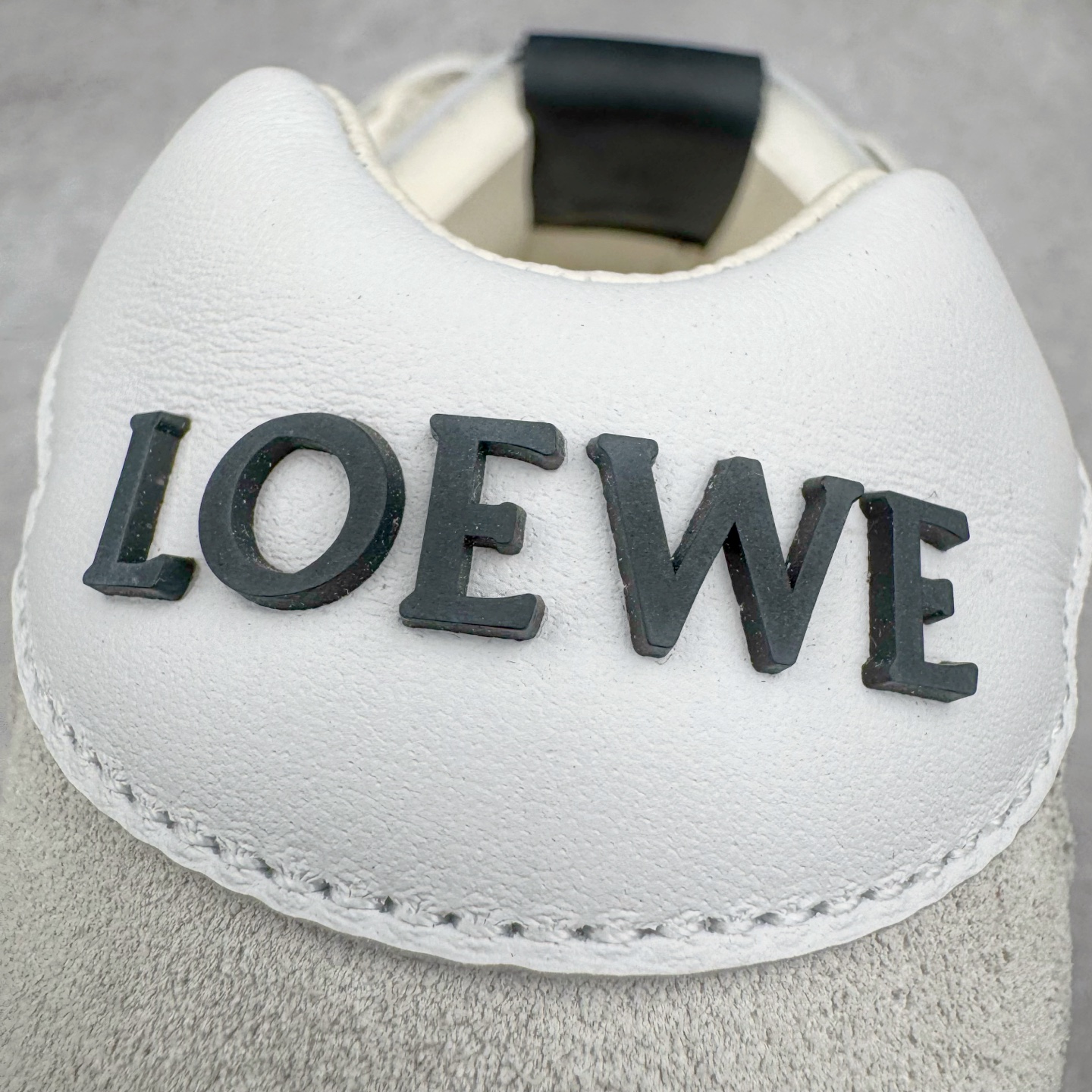 图片[16]-＃M纯原 LOEWE 2025 | Ballet Runner 2.0 罗意威新款芭蕾舞鞋拼色德训鞋阿甘鞋 全套原纸板楦头开发 后跟3D注塑橡胶LOEWE徽标 原厂数据大底磨具 进口羊皮内里加鞋垫 磁吸翻盖盒 内配帆布防尘袋 配件齐全 官方一致 原装纸板中底 带采用反绒牛皮革拼接头层皮饰片鞋面材质 鞋身原装高密度防刮防水尼龙面料 不对称鞋头造型 作为LOEWE的标志性设计 超柔软轻便且灵活的鞋底 新的波浪纹理橡胶外底 延伸至鞋头 升级的柔软皮革内衬和鞋床 提供最大舒适感 后跟有3D注塑橡胶徽标 真皮和皮料混搭彰显复古风格 拼色拼接鞋面 非常高级隐藏式小内增高 脚后跟设计新颖 柔软舒适 会被评为年度最舒适的暴走鞋 如履平地 内娱明星杨幂等众多同款上脚 小红书 一系列素材图 极具爆款 尺码：35 36 37 38 39 40 41 42 43 44 45-选品中心