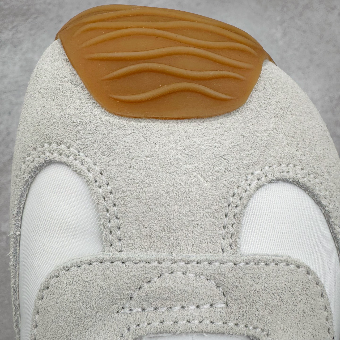 图片[15]-＃M纯原 LOEWE 2025 | Ballet Runner 2.0 罗意威新款芭蕾舞鞋拼色德训鞋阿甘鞋 全套原纸板楦头开发 后跟3D注塑橡胶LOEWE徽标 原厂数据大底磨具 进口羊皮内里加鞋垫 磁吸翻盖盒 内配帆布防尘袋 配件齐全 官方一致 原装纸板中底 带采用反绒牛皮革拼接头层皮饰片鞋面材质 鞋身原装高密度防刮防水尼龙面料 不对称鞋头造型 作为LOEWE的标志性设计 超柔软轻便且灵活的鞋底 新的波浪纹理橡胶外底 延伸至鞋头 升级的柔软皮革内衬和鞋床 提供最大舒适感 后跟有3D注塑橡胶徽标 真皮和皮料混搭彰显复古风格 拼色拼接鞋面 非常高级隐藏式小内增高 脚后跟设计新颖 柔软舒适 会被评为年度最舒适的暴走鞋 如履平地 内娱明星杨幂等众多同款上脚 小红书 一系列素材图 极具爆款 尺码：35 36 37 38 39 40 41 42 43 44 45-选品中心