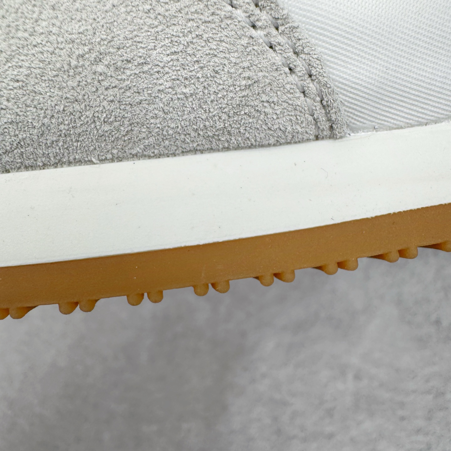 图片[17]-＃M纯原 LOEWE 2025 | Ballet Runner 2.0 罗意威新款芭蕾舞鞋拼色德训鞋阿甘鞋 全套原纸板楦头开发 后跟3D注塑橡胶LOEWE徽标 原厂数据大底磨具 进口羊皮内里加鞋垫 磁吸翻盖盒 内配帆布防尘袋 配件齐全 官方一致 原装纸板中底 带采用反绒牛皮革拼接头层皮饰片鞋面材质 鞋身原装高密度防刮防水尼龙面料 不对称鞋头造型 作为LOEWE的标志性设计 超柔软轻便且灵活的鞋底 新的波浪纹理橡胶外底 延伸至鞋头 升级的柔软皮革内衬和鞋床 提供最大舒适感 后跟有3D注塑橡胶徽标 真皮和皮料混搭彰显复古风格 拼色拼接鞋面 非常高级隐藏式小内增高 脚后跟设计新颖 柔软舒适 会被评为年度最舒适的暴走鞋 如履平地 内娱明星杨幂等众多同款上脚 小红书 一系列素材图 极具爆款 尺码：35 36 37 38 39 40 41 42 43 44 45-选品中心