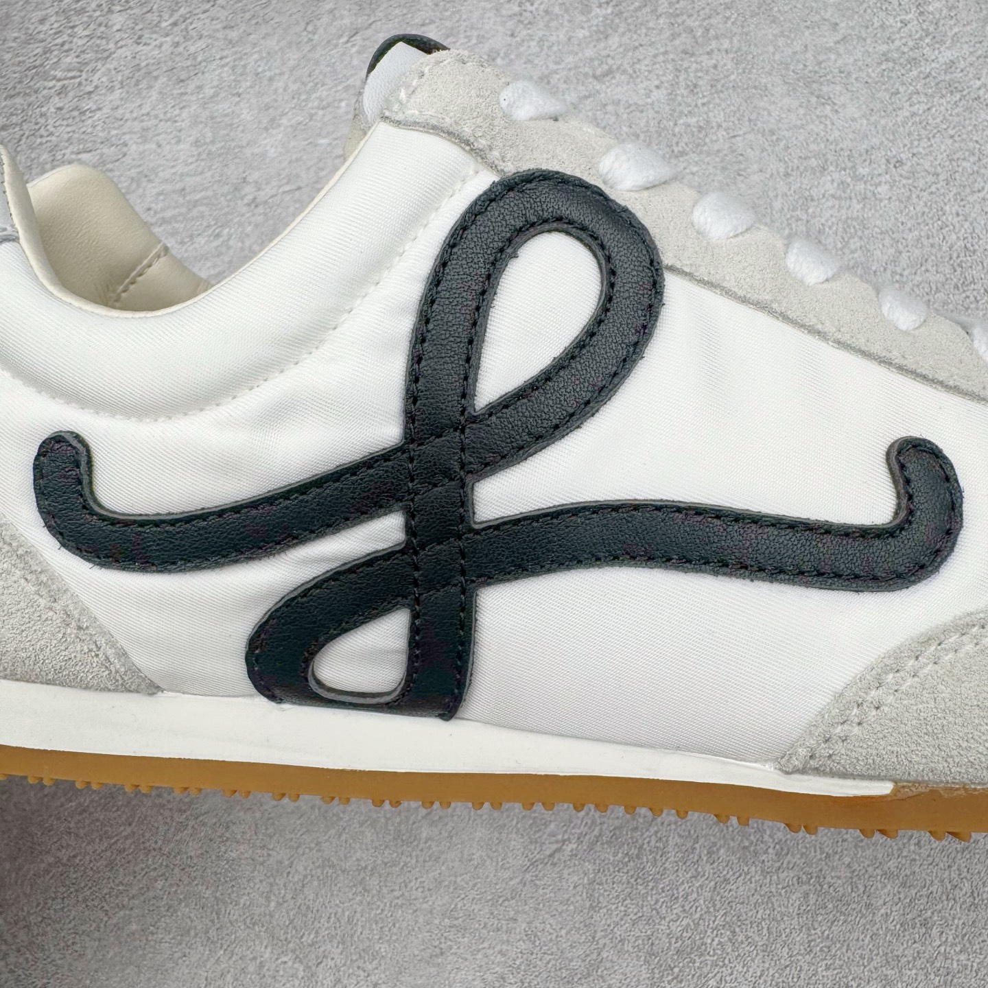 图片[18]-＃M纯原 LOEWE 2025 | Ballet Runner 2.0 罗意威新款芭蕾舞鞋拼色德训鞋阿甘鞋 全套原纸板楦头开发 后跟3D注塑橡胶LOEWE徽标 原厂数据大底磨具 进口羊皮内里加鞋垫 磁吸翻盖盒 内配帆布防尘袋 配件齐全 官方一致 原装纸板中底 带采用反绒牛皮革拼接头层皮饰片鞋面材质 鞋身原装高密度防刮防水尼龙面料 不对称鞋头造型 作为LOEWE的标志性设计 超柔软轻便且灵活的鞋底 新的波浪纹理橡胶外底 延伸至鞋头 升级的柔软皮革内衬和鞋床 提供最大舒适感 后跟有3D注塑橡胶徽标 真皮和皮料混搭彰显复古风格 拼色拼接鞋面 非常高级隐藏式小内增高 脚后跟设计新颖 柔软舒适 会被评为年度最舒适的暴走鞋 如履平地 内娱明星杨幂等众多同款上脚 小红书 一系列素材图 极具爆款 尺码：35 36 37 38 39 40 41 42 43 44 45-选品中心