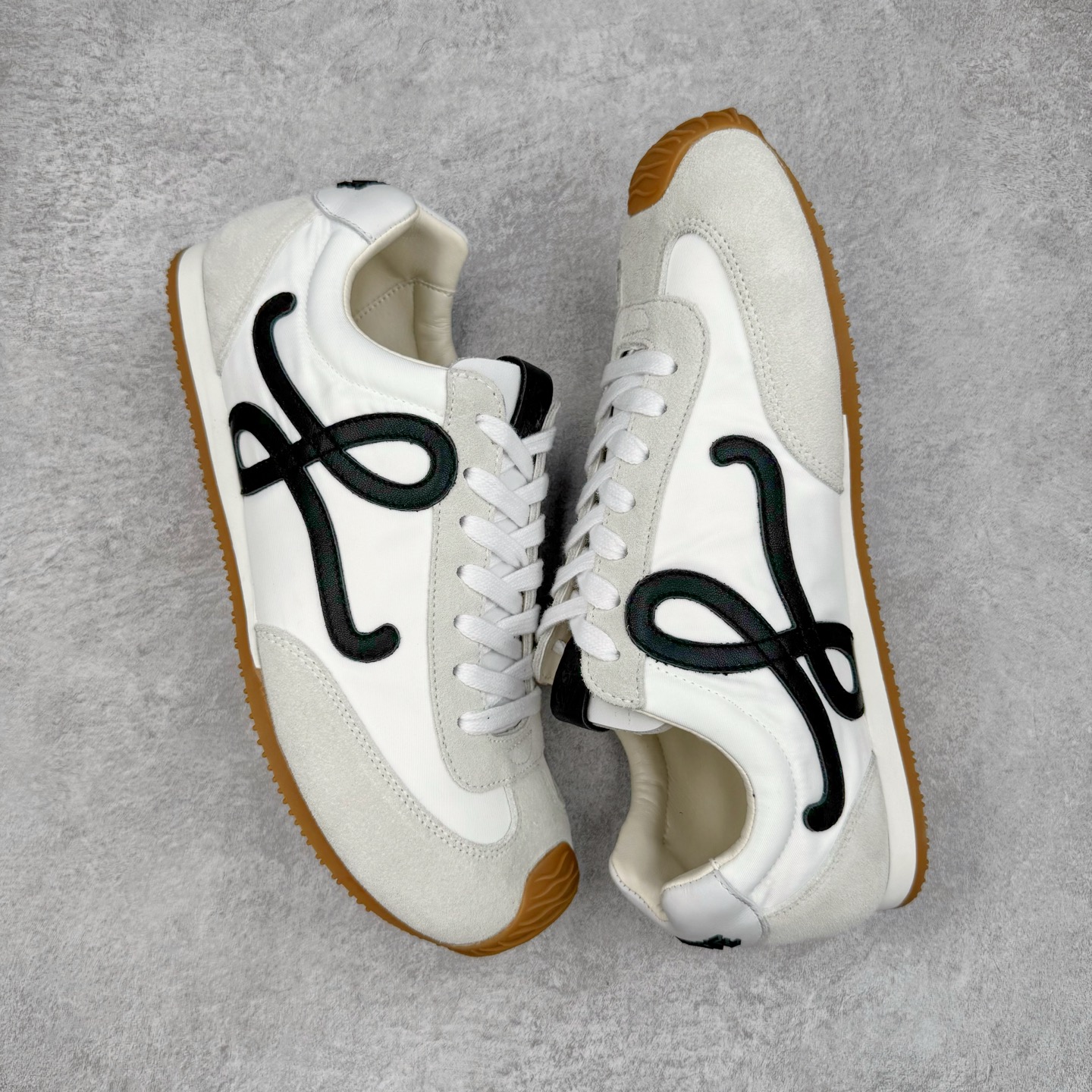 图片[3]-＃M纯原 LOEWE 2025 | Ballet Runner 2.0 罗意威新款芭蕾舞鞋拼色德训鞋阿甘鞋 全套原纸板楦头开发 后跟3D注塑橡胶LOEWE徽标 原厂数据大底磨具 进口羊皮内里加鞋垫 磁吸翻盖盒 内配帆布防尘袋 配件齐全 官方一致 原装纸板中底 带采用反绒牛皮革拼接头层皮饰片鞋面材质 鞋身原装高密度防刮防水尼龙面料 不对称鞋头造型 作为LOEWE的标志性设计 超柔软轻便且灵活的鞋底 新的波浪纹理橡胶外底 延伸至鞋头 升级的柔软皮革内衬和鞋床 提供最大舒适感 后跟有3D注塑橡胶徽标 真皮和皮料混搭彰显复古风格 拼色拼接鞋面 非常高级隐藏式小内增高 脚后跟设计新颖 柔软舒适 会被评为年度最舒适的暴走鞋 如履平地 内娱明星杨幂等众多同款上脚 小红书 一系列素材图 极具爆款 尺码：35 36 37 38 39 40 41 42 43 44 45-选品中心