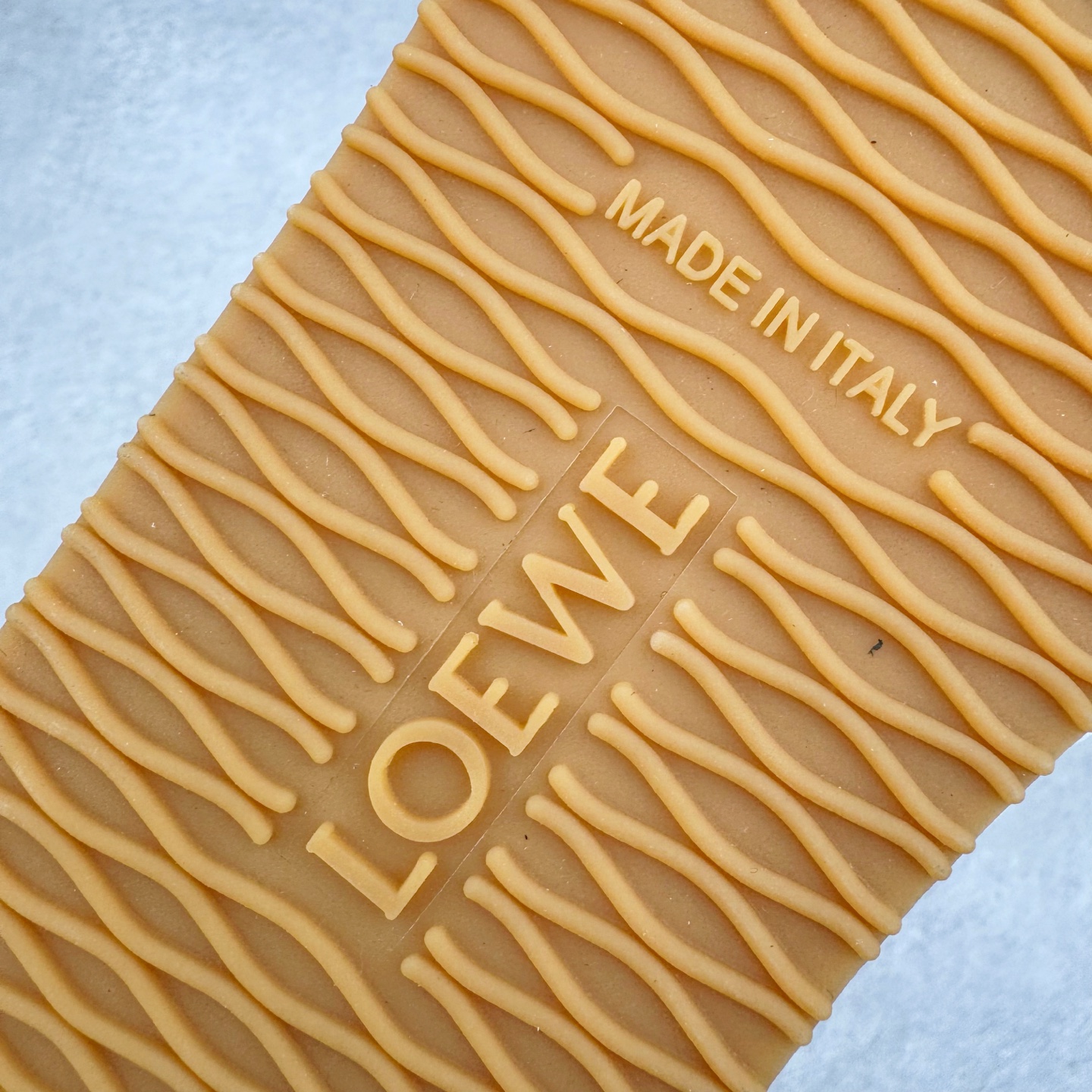 图片[19]-＃M纯原 LOEWE 2025 | Ballet Runner 2.0 罗意威新款芭蕾舞鞋拼色德训鞋阿甘鞋 全套原纸板楦头开发 后跟3D注塑橡胶LOEWE徽标 原厂数据大底磨具 进口羊皮内里加鞋垫 磁吸翻盖盒 内配帆布防尘袋 配件齐全 官方一致 原装纸板中底 带采用反绒牛皮革拼接头层皮饰片鞋面材质 鞋身原装高密度防刮防水尼龙面料 不对称鞋头造型 作为LOEWE的标志性设计 超柔软轻便且灵活的鞋底 新的波浪纹理橡胶外底 延伸至鞋头 升级的柔软皮革内衬和鞋床 提供最大舒适感 后跟有3D注塑橡胶徽标 真皮和皮料混搭彰显复古风格 拼色拼接鞋面 非常高级隐藏式小内增高 脚后跟设计新颖 柔软舒适 会被评为年度最舒适的暴走鞋 如履平地 内娱明星杨幂等众多同款上脚 小红书 一系列素材图 极具爆款 尺码：35 36 37 38 39 40 41 42 43 44 45-选品中心