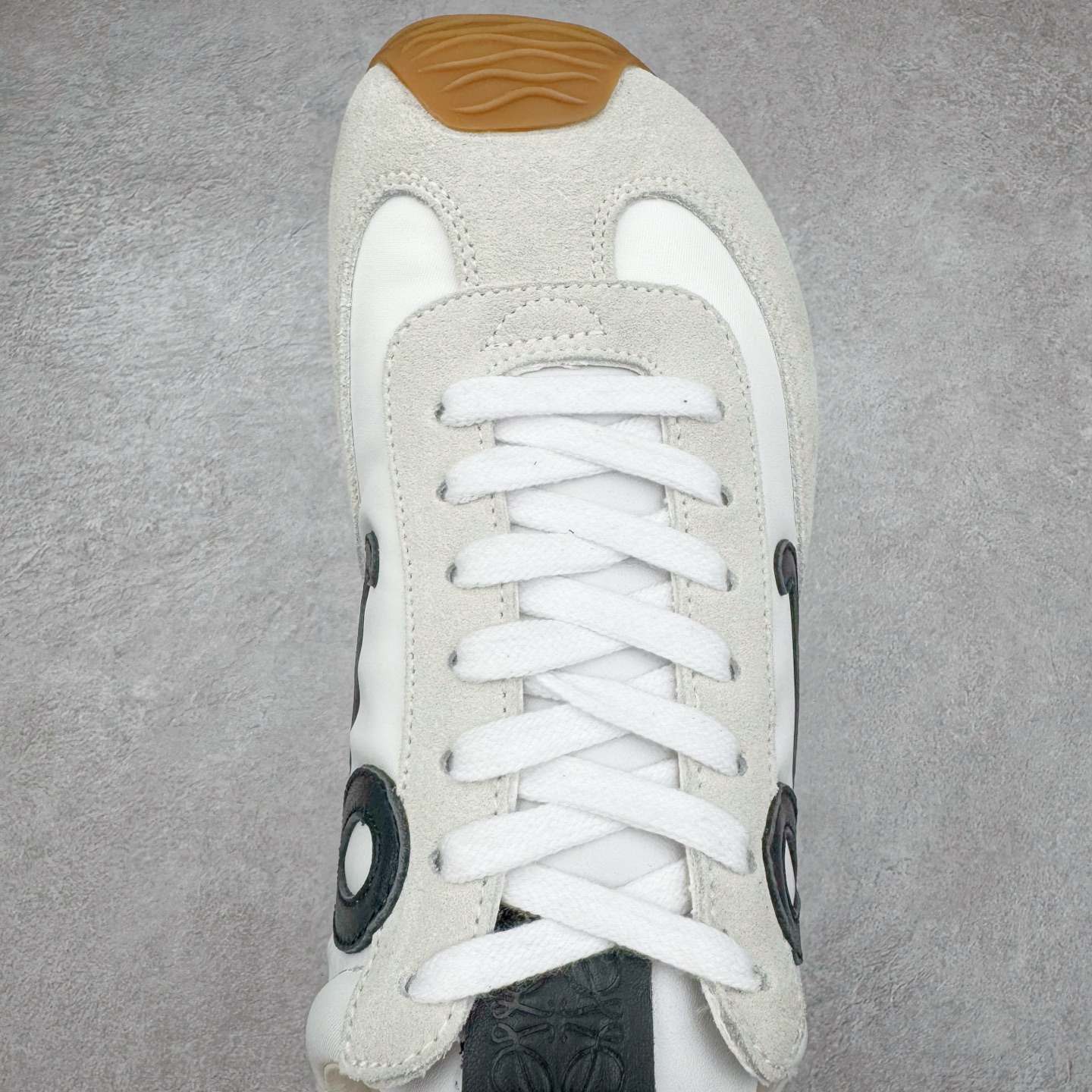 图片[4]-＃M纯原 LOEWE 2025 | Ballet Runner 2.0 罗意威新款芭蕾舞鞋拼色德训鞋阿甘鞋 全套原纸板楦头开发 后跟3D注塑橡胶LOEWE徽标 原厂数据大底磨具 进口羊皮内里加鞋垫 磁吸翻盖盒 内配帆布防尘袋 配件齐全 官方一致 原装纸板中底 带采用反绒牛皮革拼接头层皮饰片鞋面材质 鞋身原装高密度防刮防水尼龙面料 不对称鞋头造型 作为LOEWE的标志性设计 超柔软轻便且灵活的鞋底 新的波浪纹理橡胶外底 延伸至鞋头 升级的柔软皮革内衬和鞋床 提供最大舒适感 后跟有3D注塑橡胶徽标 真皮和皮料混搭彰显复古风格 拼色拼接鞋面 非常高级隐藏式小内增高 脚后跟设计新颖 柔软舒适 会被评为年度最舒适的暴走鞋 如履平地 内娱明星杨幂等众多同款上脚 小红书 一系列素材图 极具爆款 尺码：35 36 37 38 39 40 41 42 43 44 45-选品中心