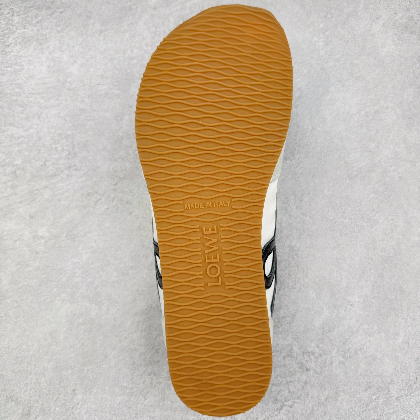 图片[9]-＃M纯原 LOEWE 2025 | Ballet Runner 2.0 罗意威新款芭蕾舞鞋拼色德训鞋阿甘鞋 全套原纸板楦头开发 后跟3D注塑橡胶LOEWE徽标 原厂数据大底磨具 进口羊皮内里加鞋垫 磁吸翻盖盒 内配帆布防尘袋 配件齐全 官方一致 原装纸板中底 带采用反绒牛皮革拼接头层皮饰片鞋面材质 鞋身原装高密度防刮防水尼龙面料 不对称鞋头造型 作为LOEWE的标志性设计 超柔软轻便且灵活的鞋底 新的波浪纹理橡胶外底 延伸至鞋头 升级的柔软皮革内衬和鞋床 提供最大舒适感 后跟有3D注塑橡胶徽标 真皮和皮料混搭彰显复古风格 拼色拼接鞋面 非常高级隐藏式小内增高 脚后跟设计新颖 柔软舒适 会被评为年度最舒适的暴走鞋 如履平地 内娱明星杨幂等众多同款上脚 小红书 一系列素材图 极具爆款 尺码：35 36 37 38 39 40 41 42 43 44 45-选品中心